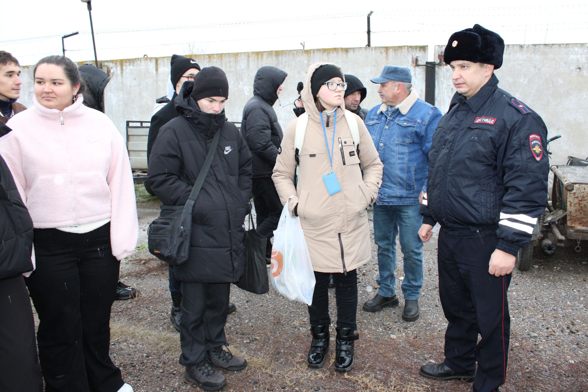 Начальник отделения Госавтоинспекции по Заинскому району показал студентам разбитые автомобили