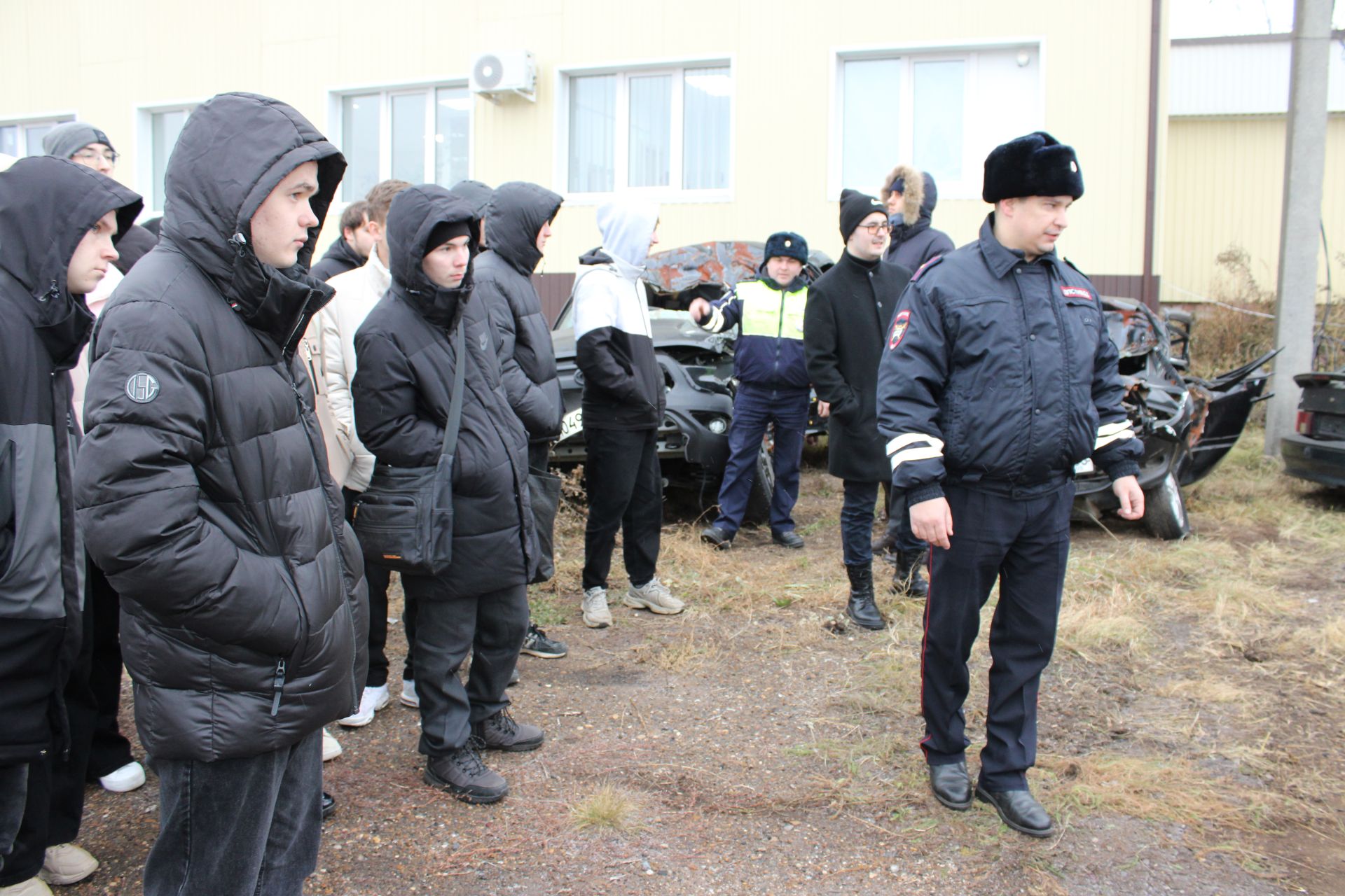 Начальник отделения Госавтоинспекции по Заинскому району показал студентам разбитые автомобили