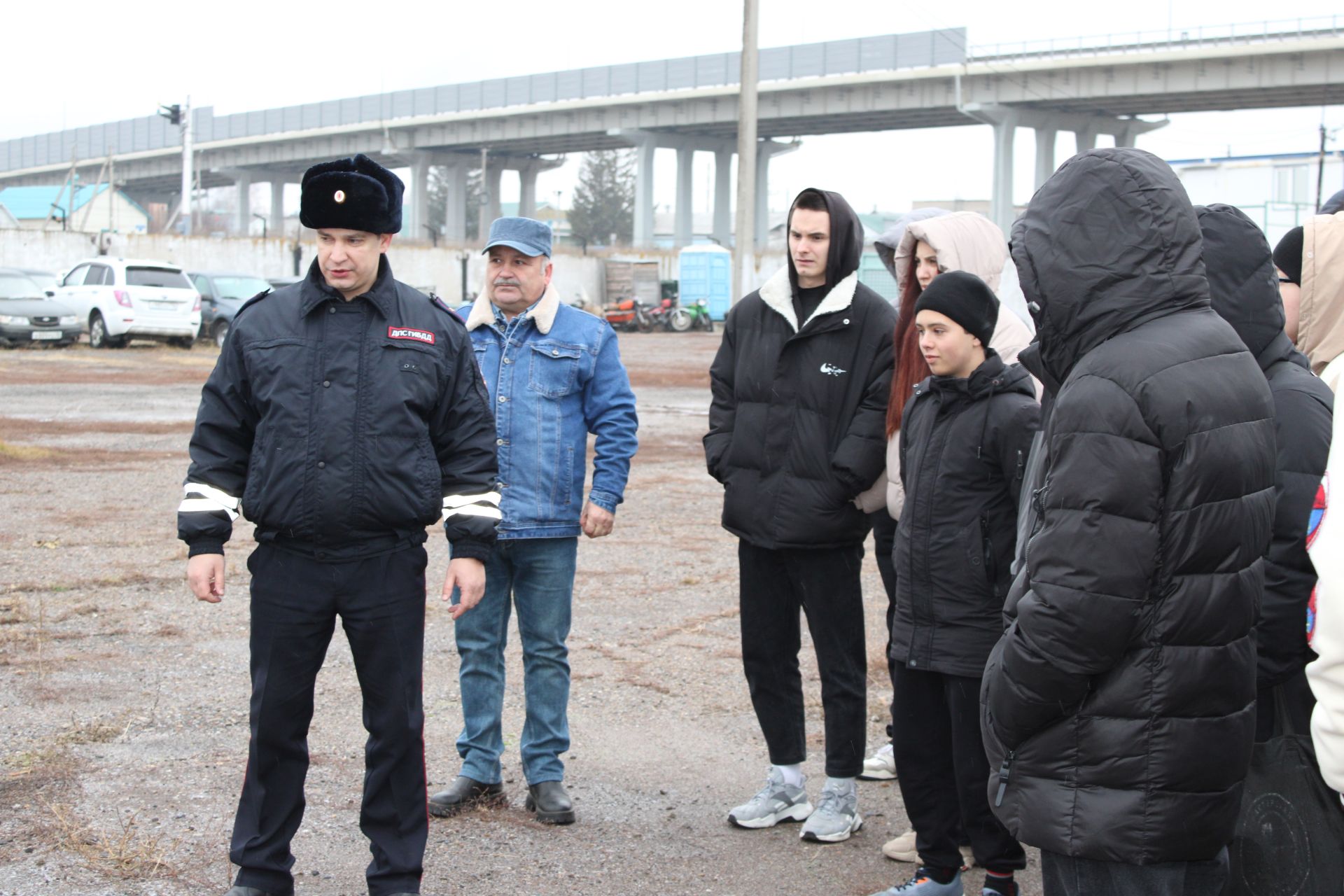 Начальник отделения Госавтоинспекции по Заинскому району показал студентам разбитые автомобили