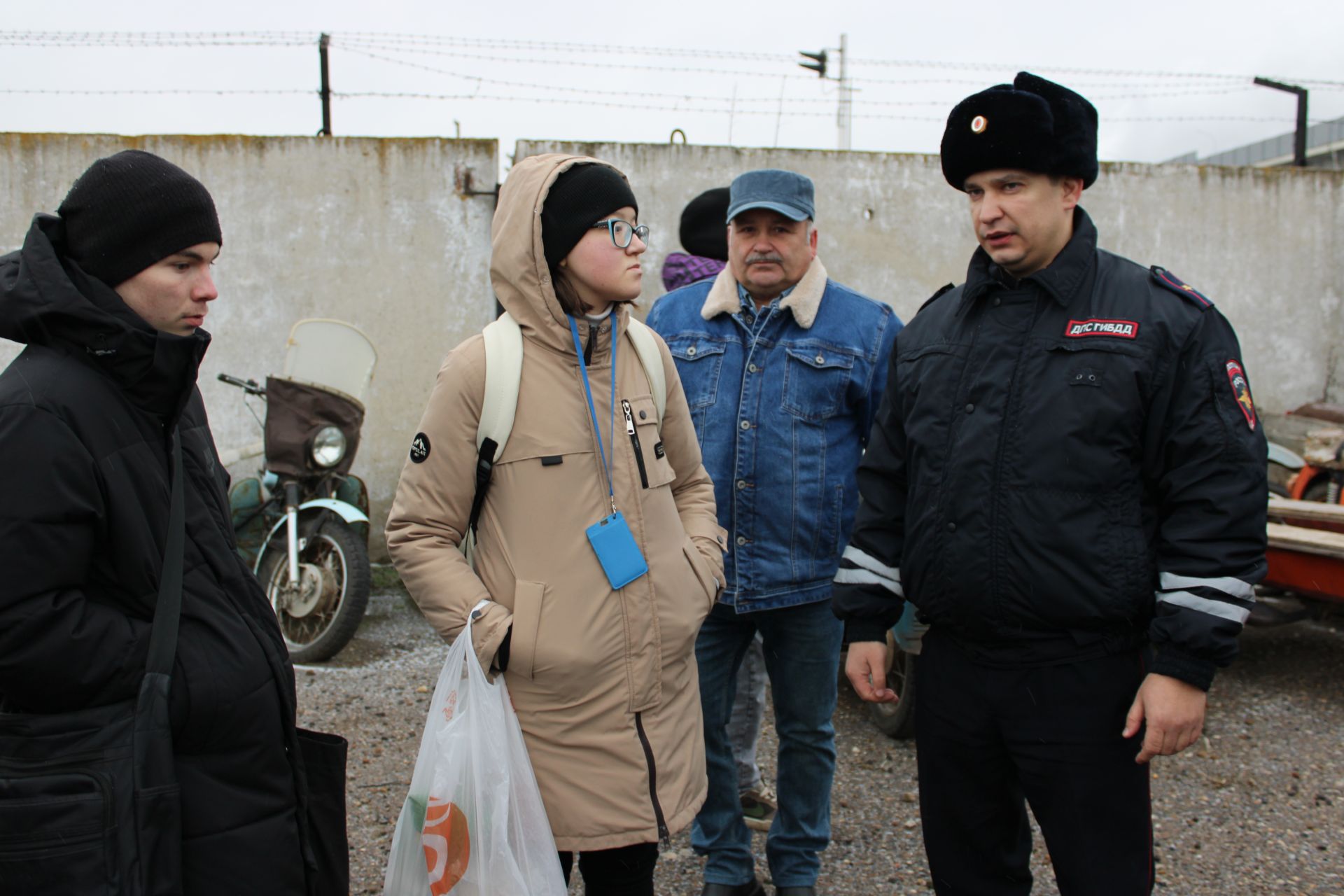 Начальник отделения Госавтоинспекции по Заинскому району показал студентам разбитые автомобили