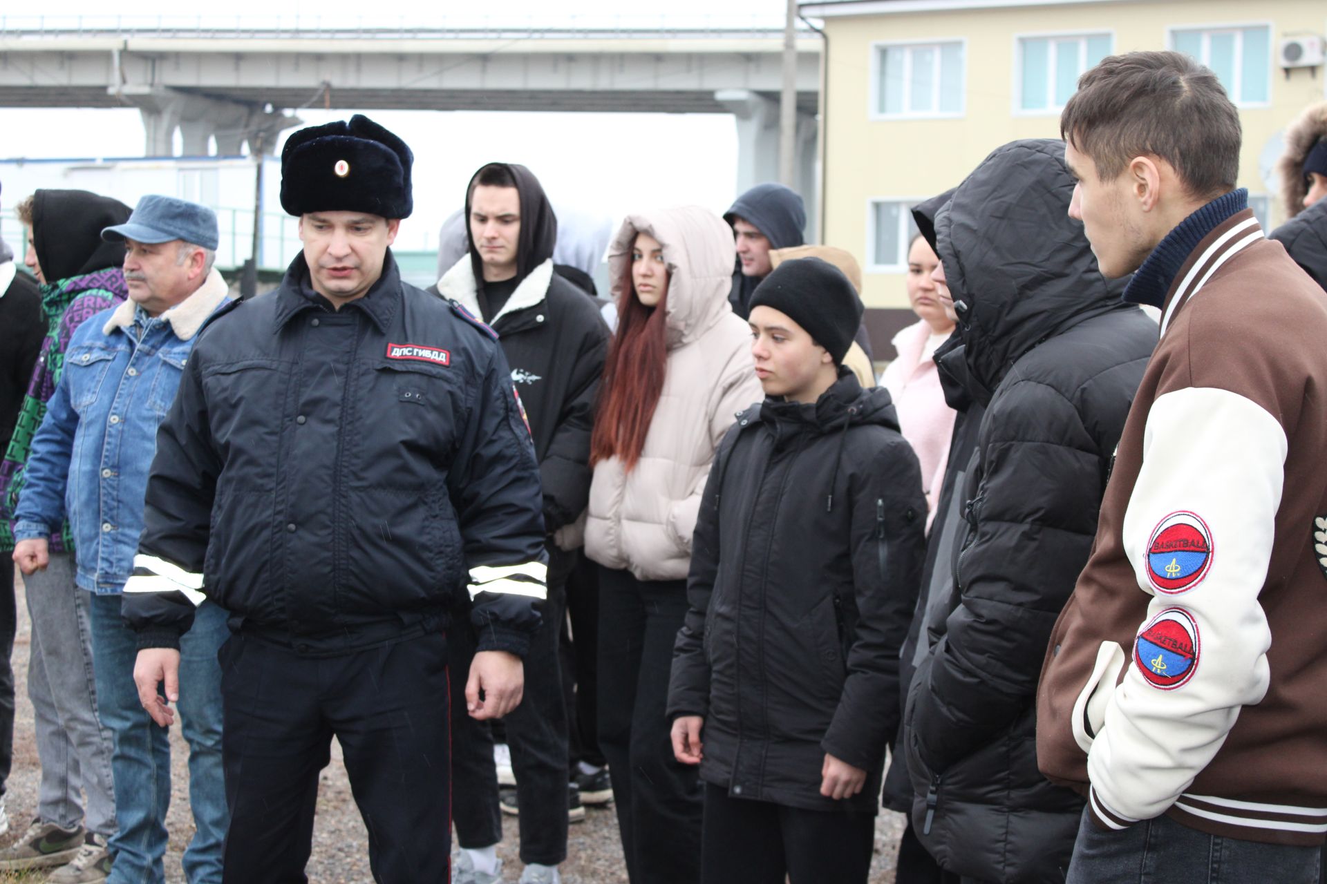 Начальник отделения Госавтоинспекции по Заинскому району показал студентам разбитые автомобили