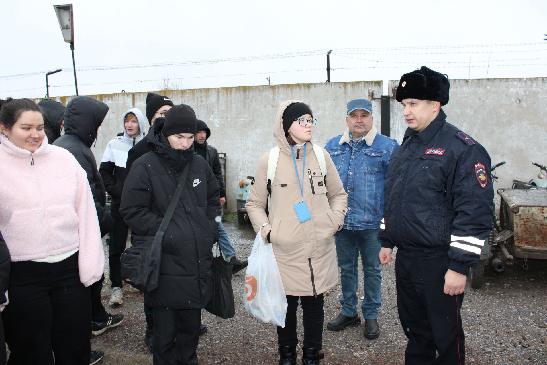 Начальник отделения Госавтоинспекции по Заинскому району показал студентам разбитые автомобили