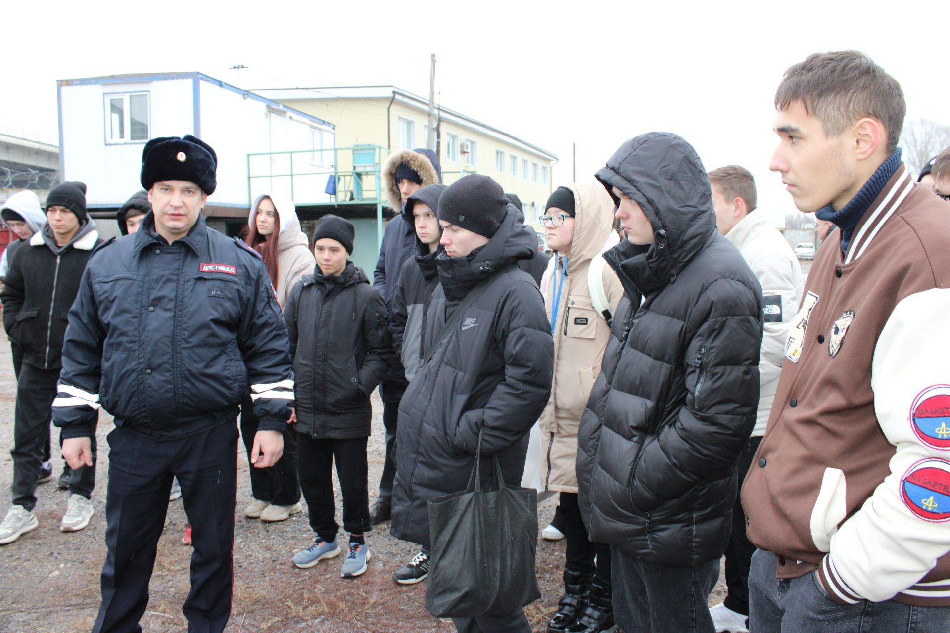 Начальник отделения Госавтоинспекции по Заинскому району показал студентам разбитые автомобили