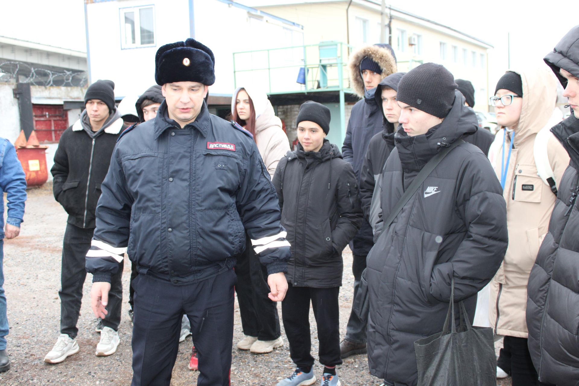 Начальник отделения Госавтоинспекции по Заинскому району показал студентам разбитые автомобили