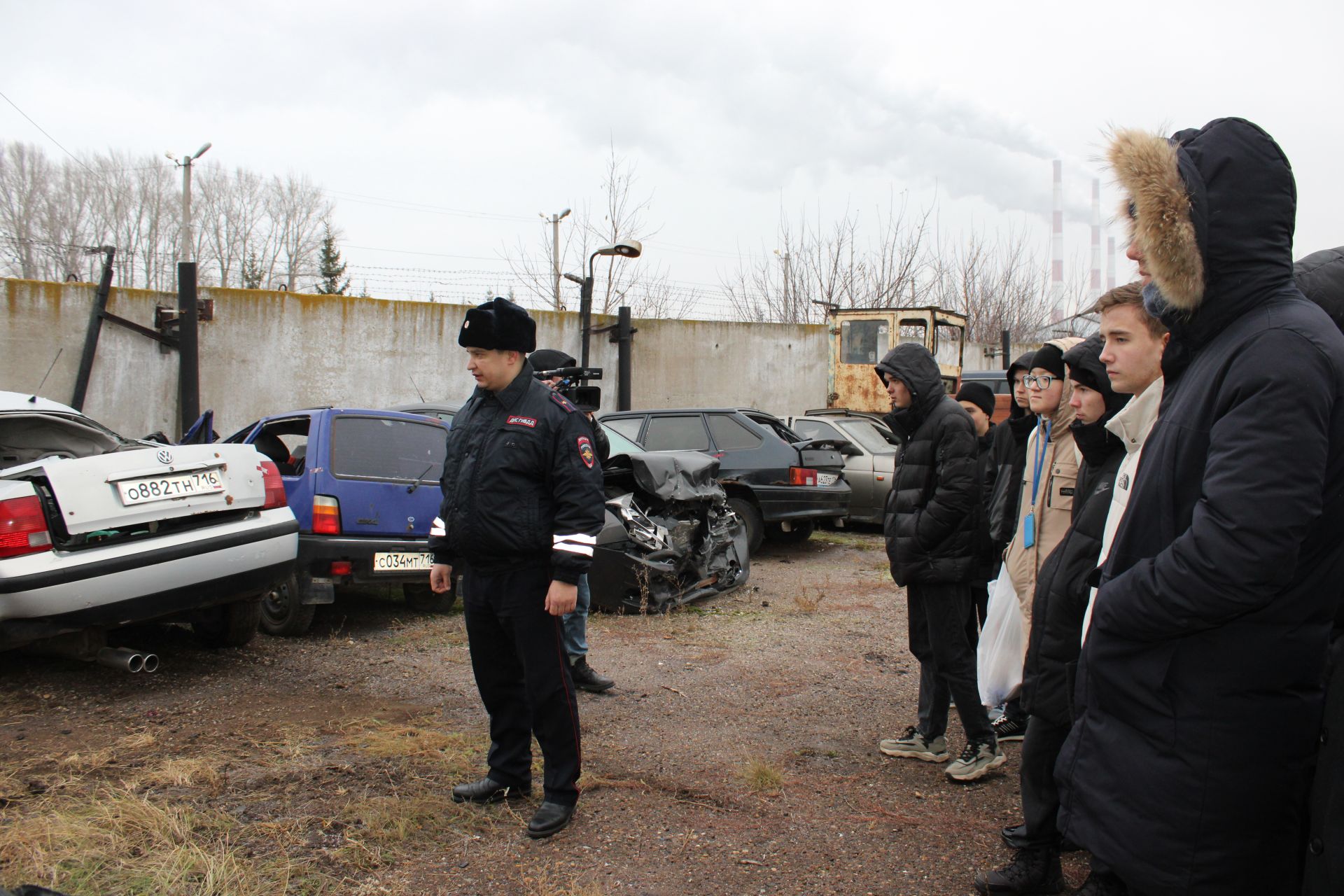 Начальник отделения Госавтоинспекции по Заинскому району показал студентам разбитые автомобили