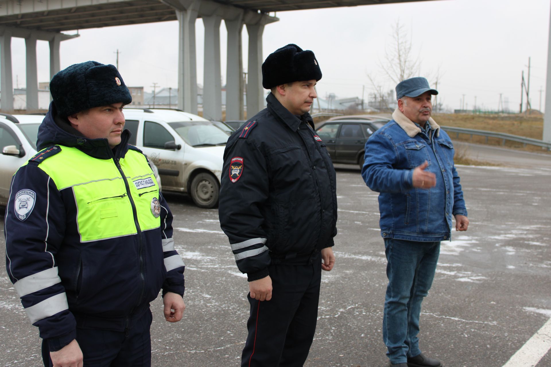 Начальник отделения Госавтоинспекции по Заинскому району показал студентам разбитые автомобили