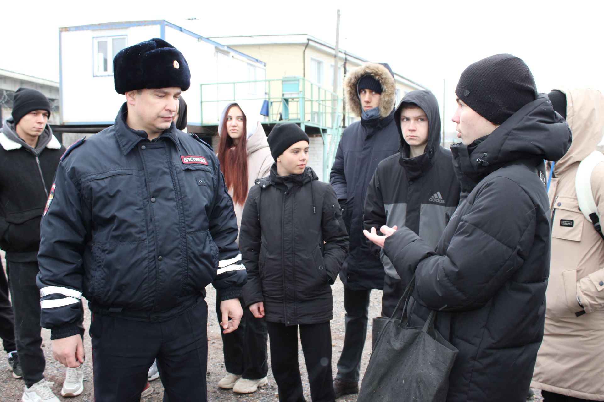 Начальник отделения Госавтоинспекции по Заинскому району показал студентам разбитые автомобили