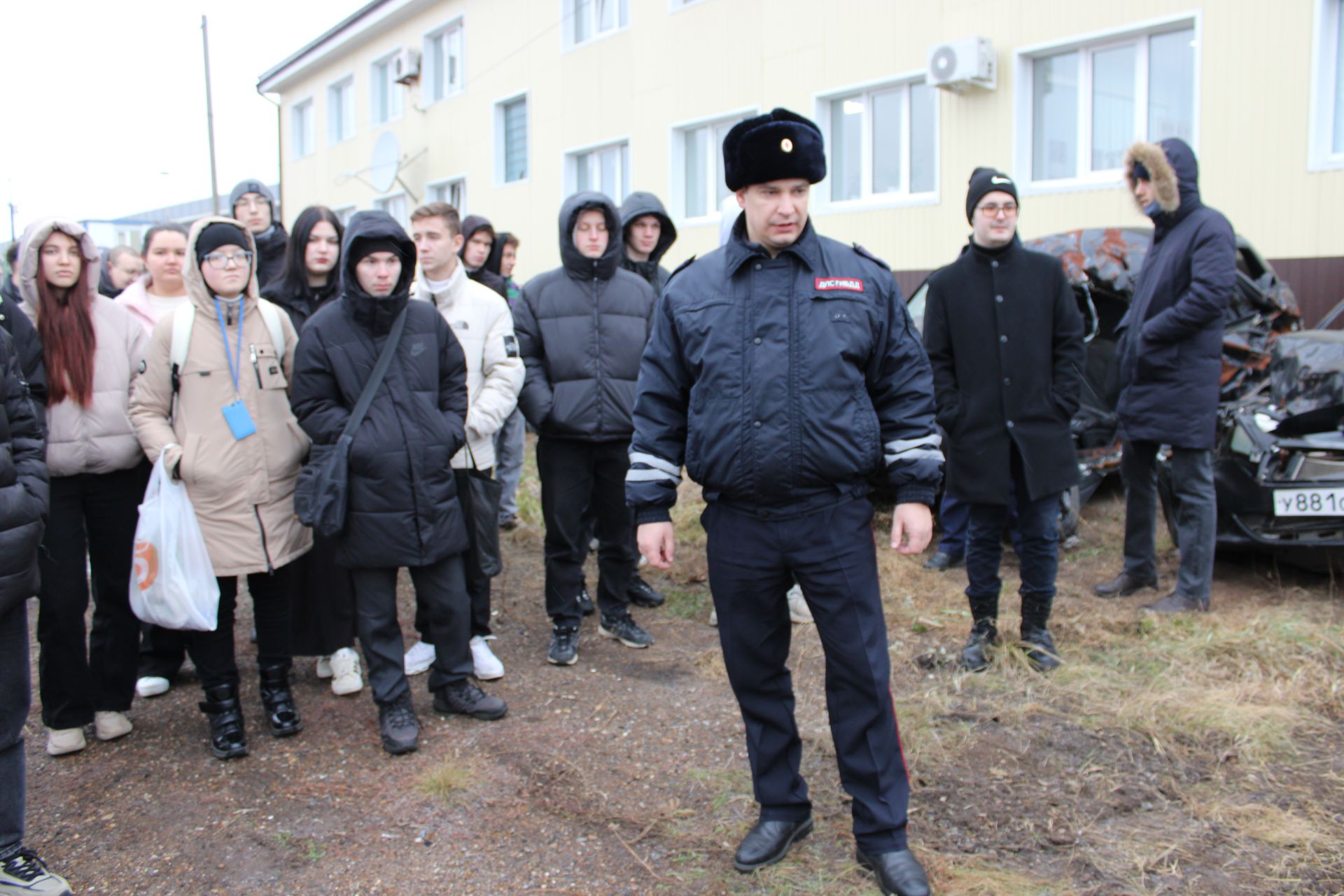 Начальник отделения Госавтоинспекции по Заинскому району показал студентам разбитые автомобили