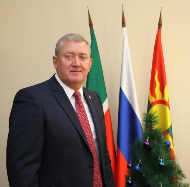 Район башлыгы зәйлеләрне Яңа ел белән тәбрикли