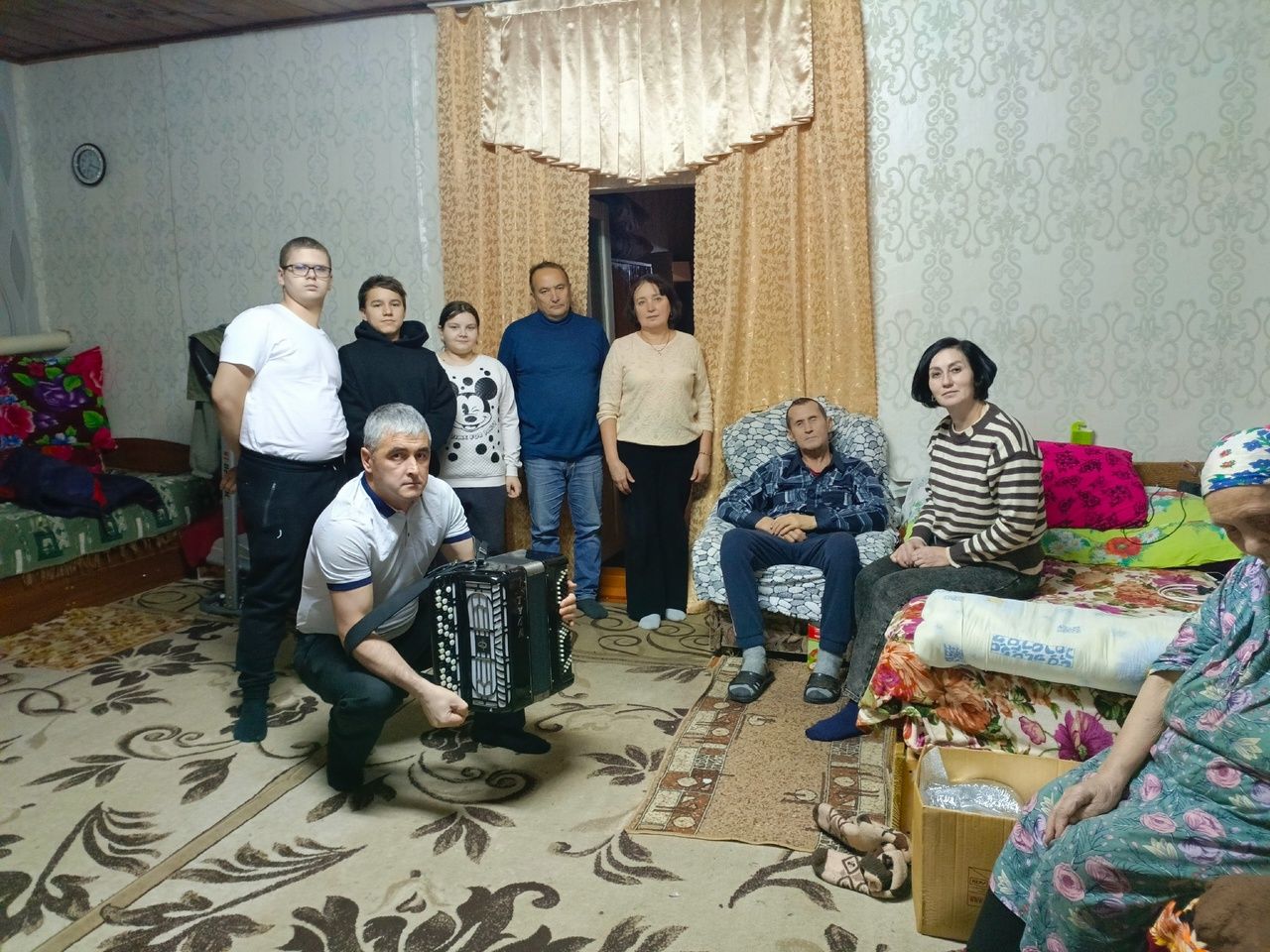 Мөмкинлеге чикле авылдашларының хәлен белделәр