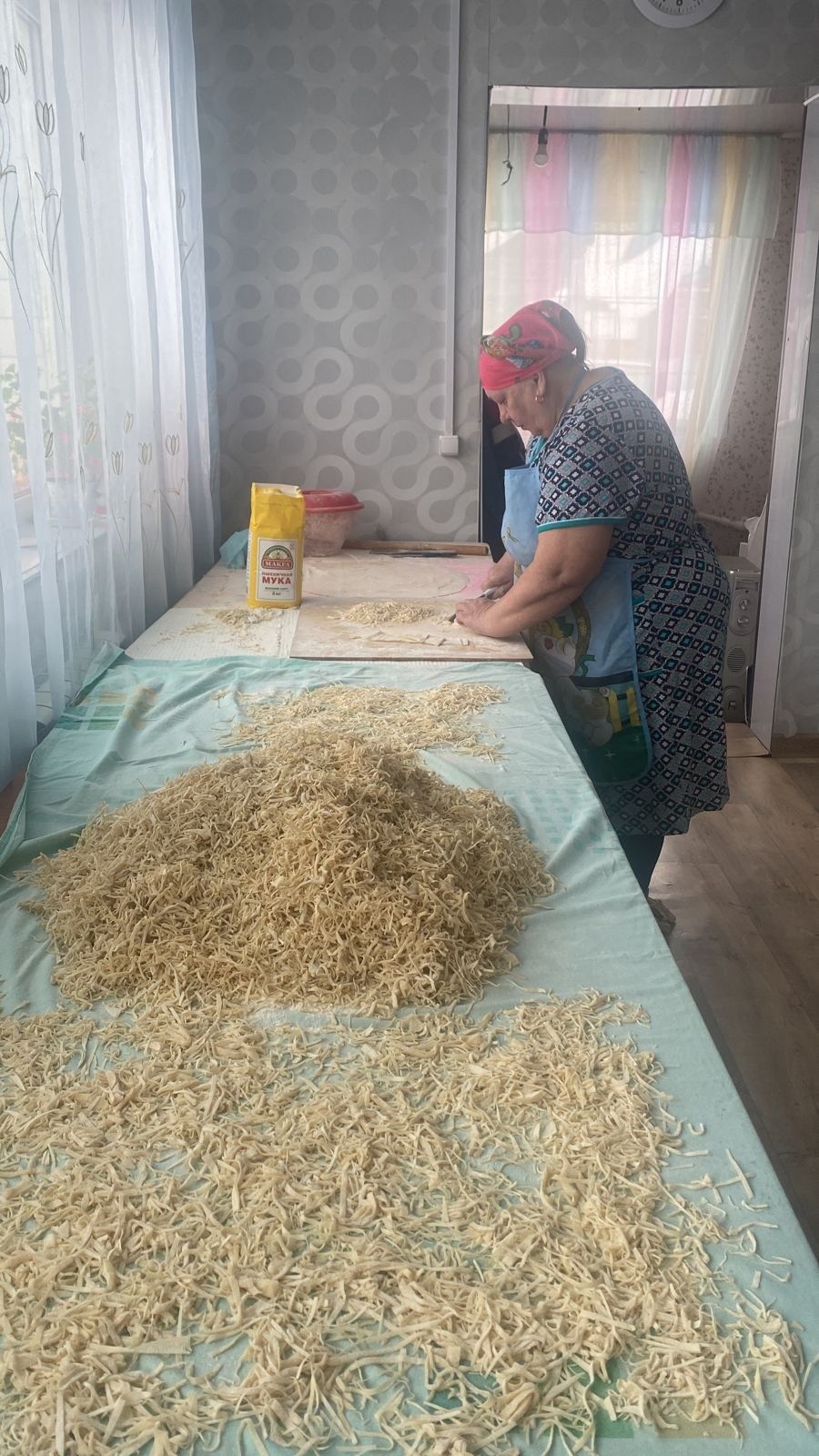 Кәрәкәстән Гөлчәчәк апа хәрбиләргә җибәрер өчен 130 йомыркага токмач кискән