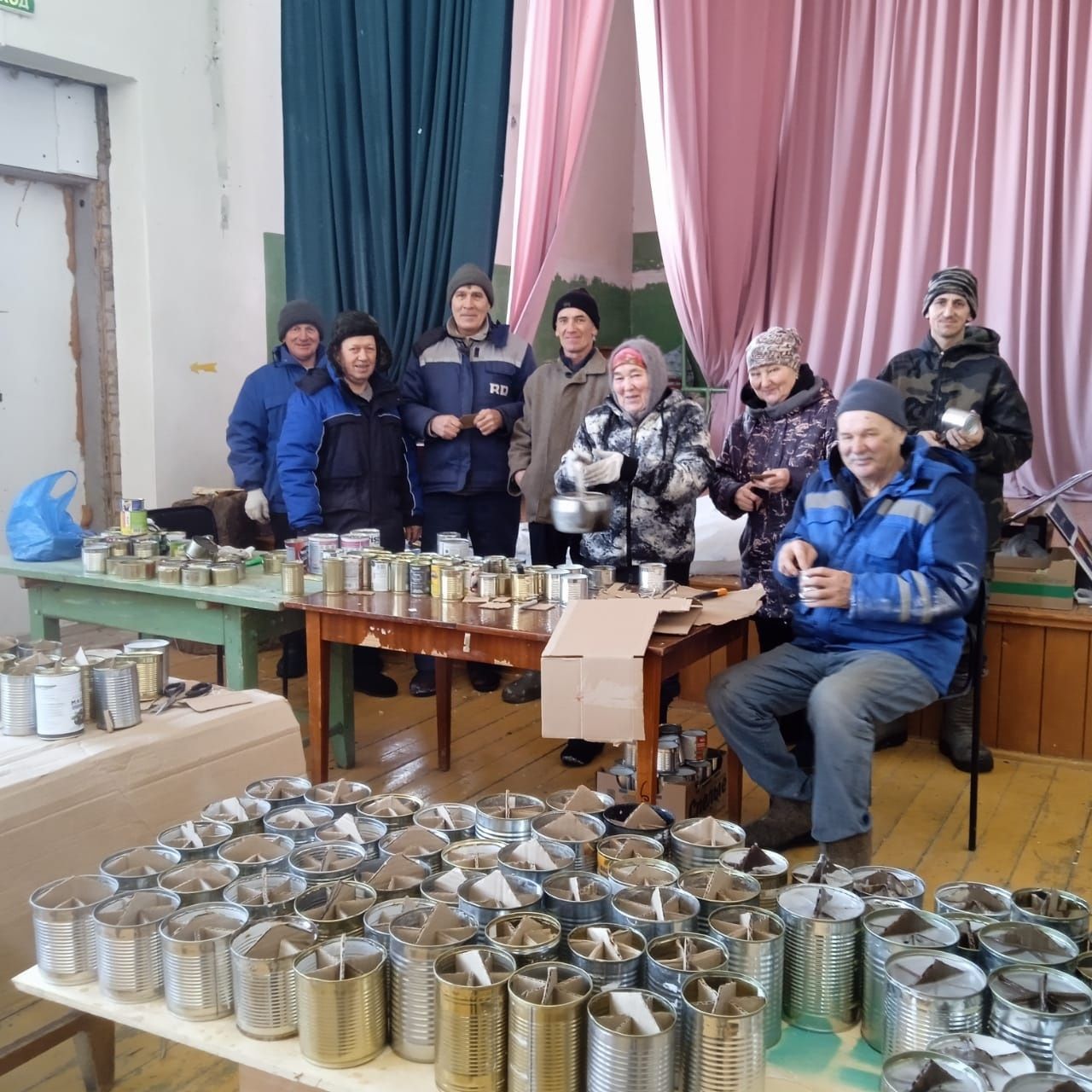 Дружные жители заинского села Шикмамаево заливают окопные свечи