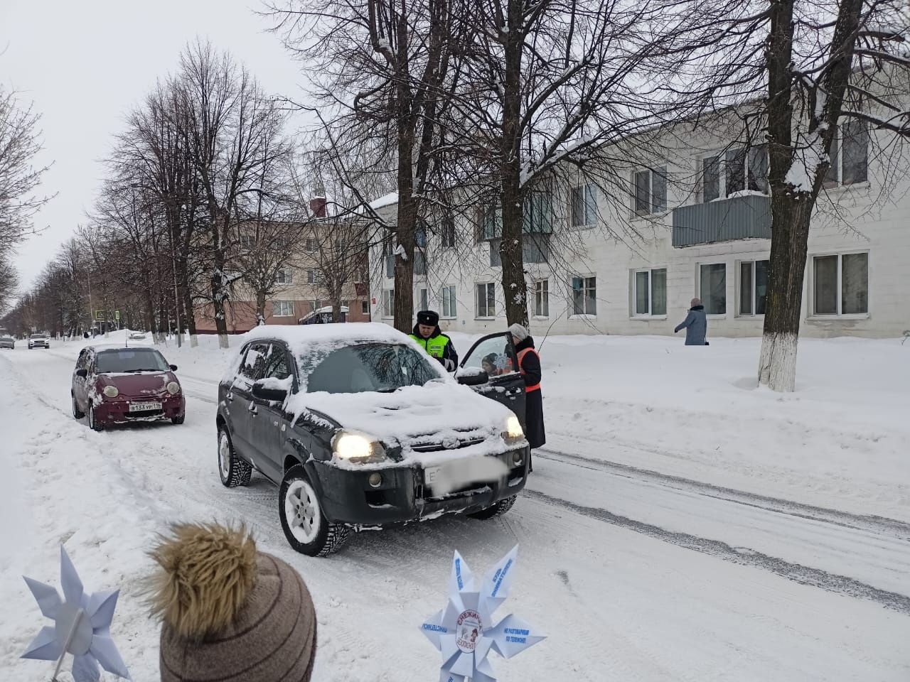 Заинский инспектор ДПС и дошколята вручили водителям снежинки безопасности