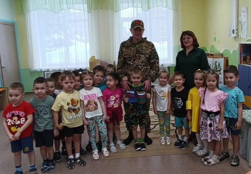 В Заинске участник СВО навестил воспитанников детского сада