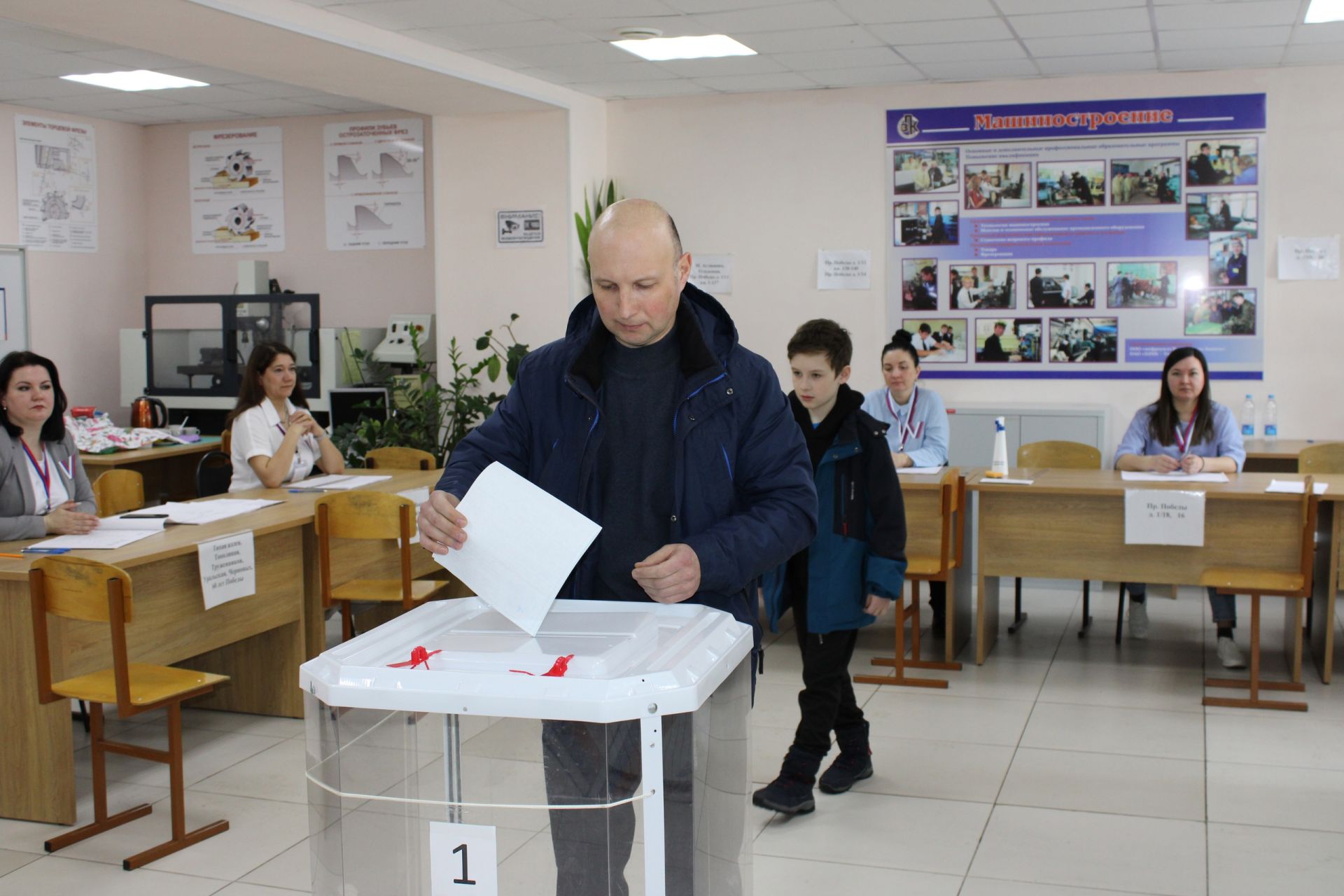 В Заинске проголосовала за будущего Президента России многодетная семья Ахметзяновых