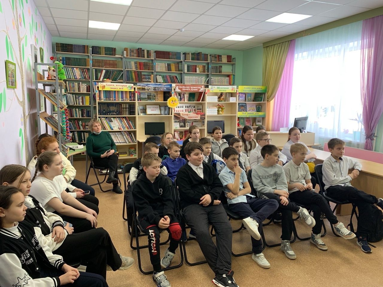 Китапханәдә балалар бәхет көне турында сөйләштеләр