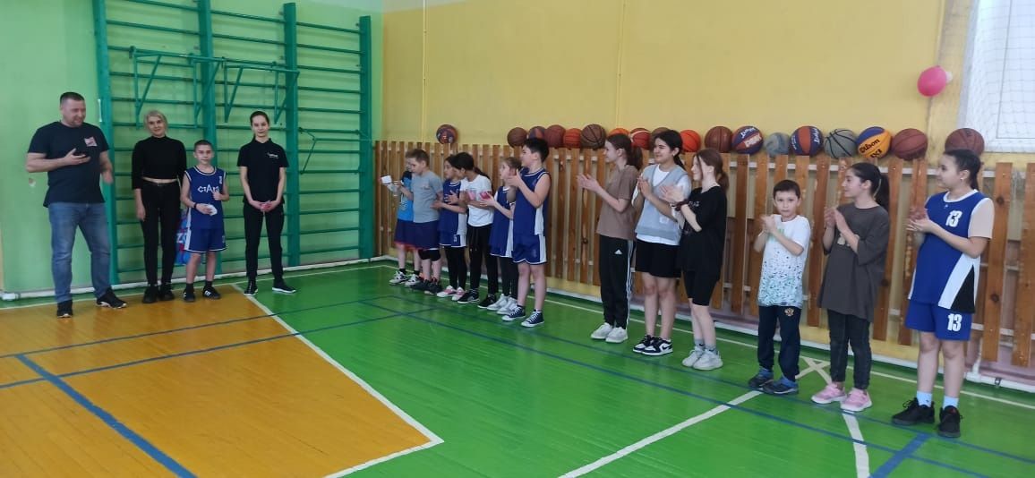 Зәйнең 1нче мәктәбендә баскетбол секциясенә йөрүчеләргә спонсорлар бүләкләр тапшырды