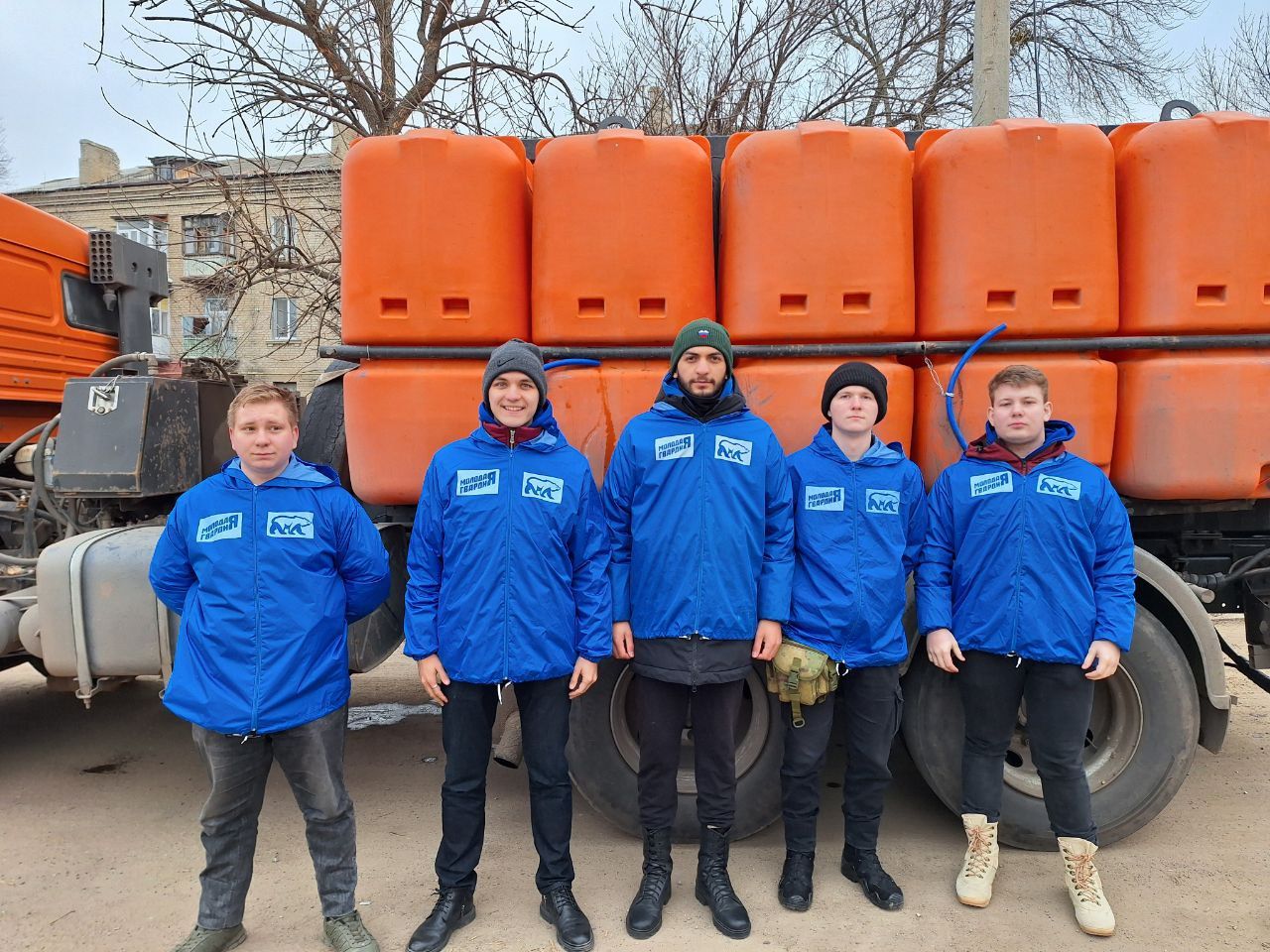 Волонтеры «Молодой Гвардии» РТ создали стихийный мемориал в Лисичанске в память погибших при теракте в Подмосковье