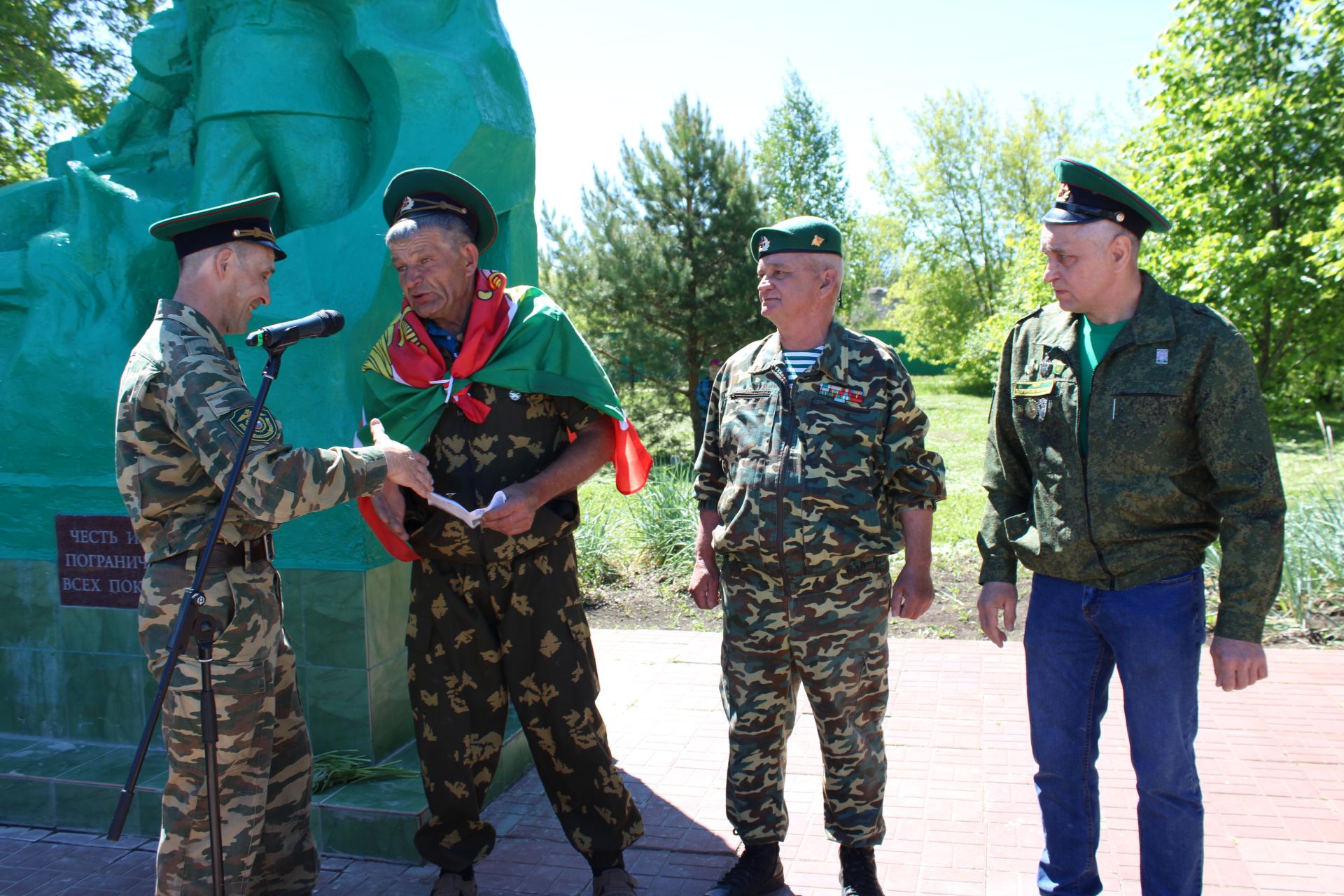 В руках флаги, на голове зеленые береты: в Заинске пограничники отмечают свой день