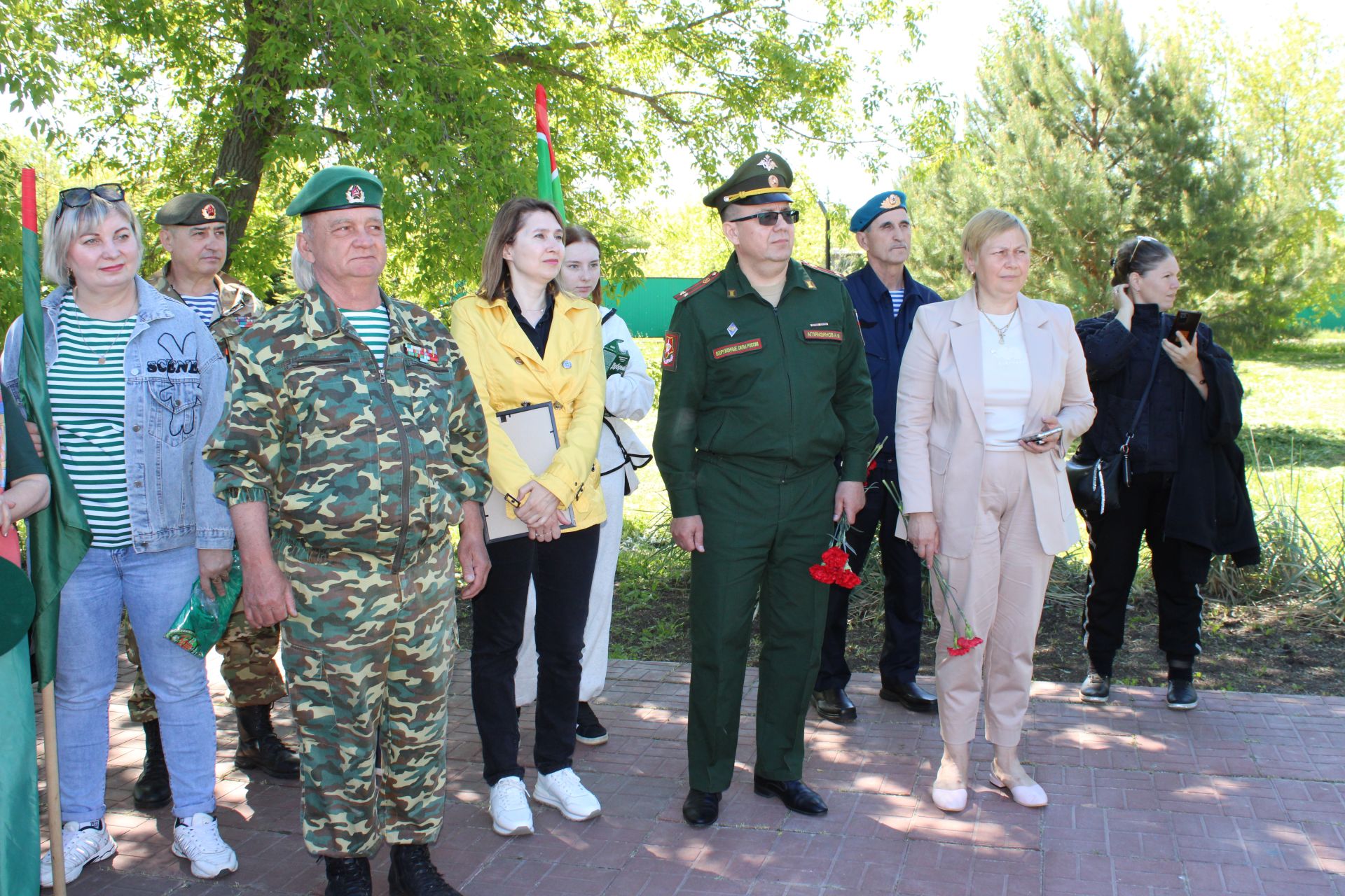 В руках флаги, на голове зеленые береты: в Заинске пограничники отмечают свой день