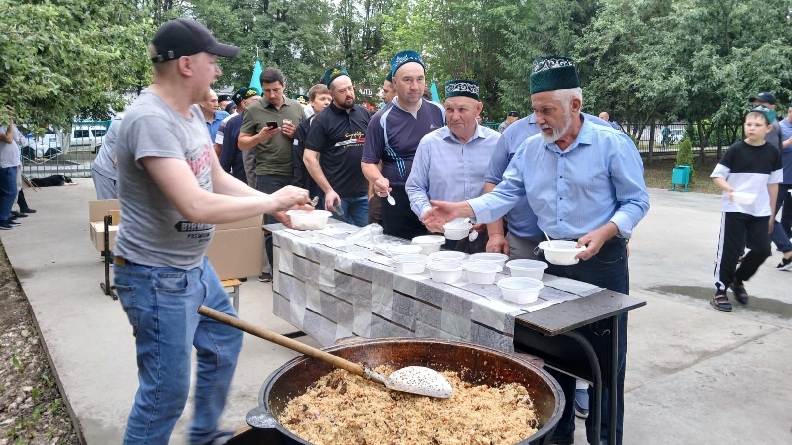 Зәйнең үзәк мәчетендә гает намазыннан соң пылау белән сыйладылар