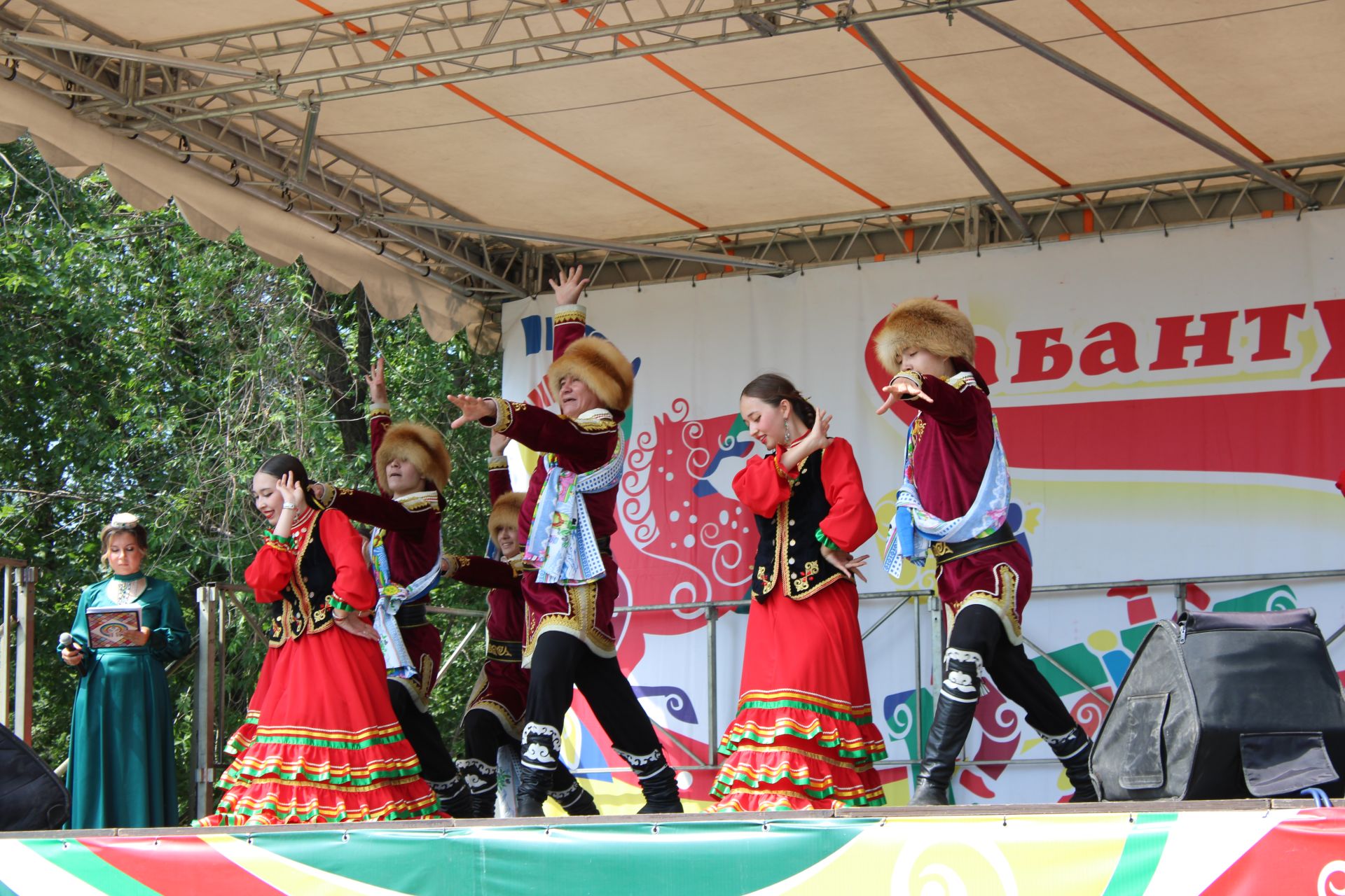 Зәйлеләр Магнитогорск Сабантуен күркәм әзерләнгән мәйданчык, чыгышлар белән бизәде