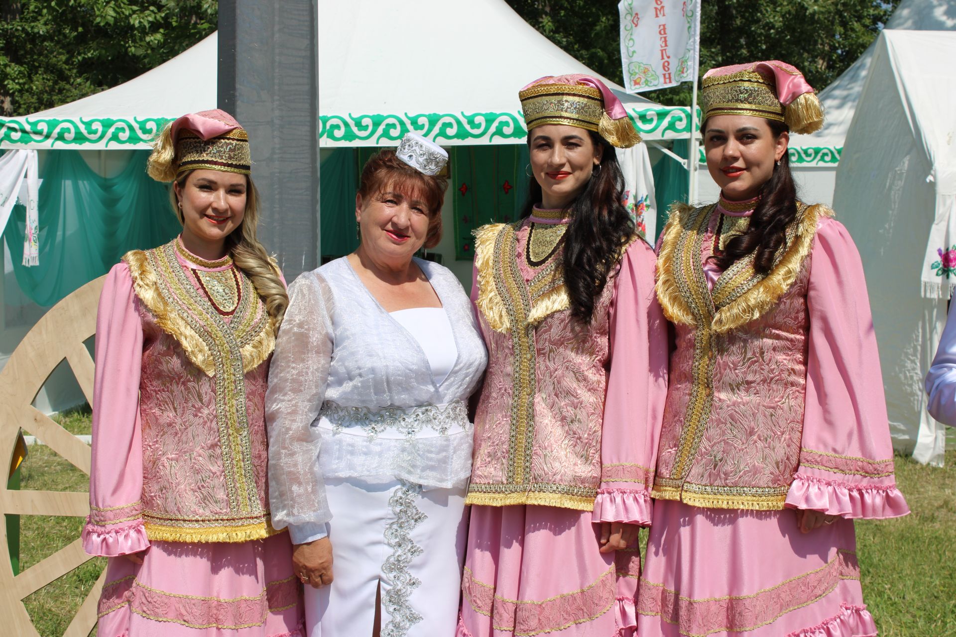 Зәйлеләр Магнитогорск Сабантуен күркәм әзерләнгән мәйданчык, чыгышлар белән бизәде