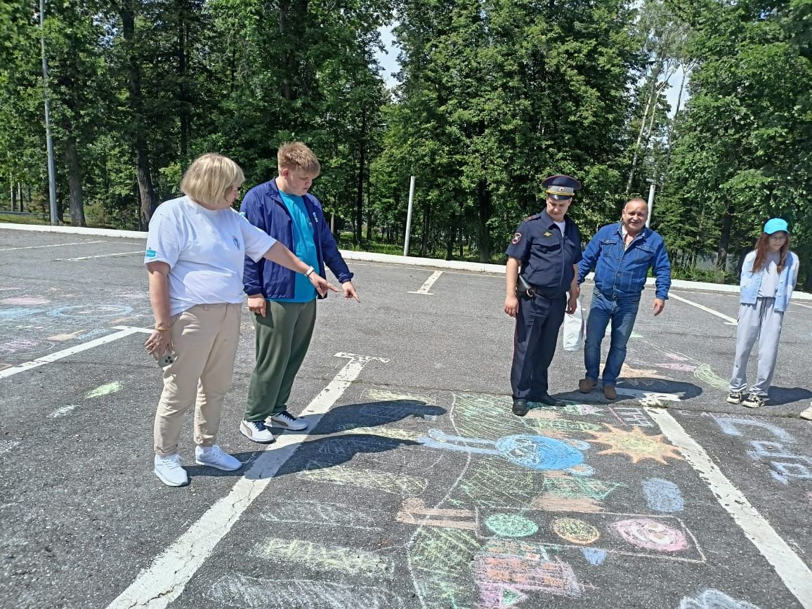Рисунки по правилам дорожного движения оценили в Госавтоинспекции Заинского района