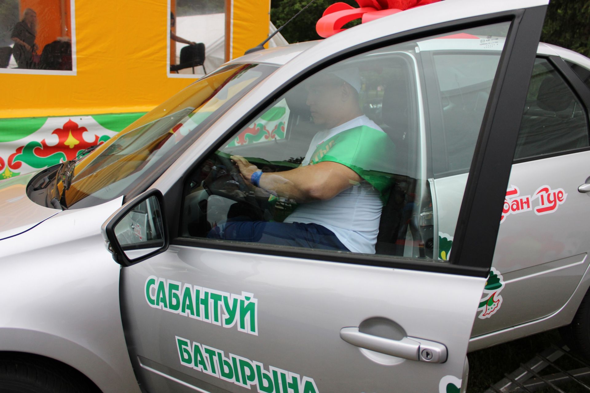 В Заинске абсолютный батыр Сабантуя в упорной борьбе выиграл автомобиль