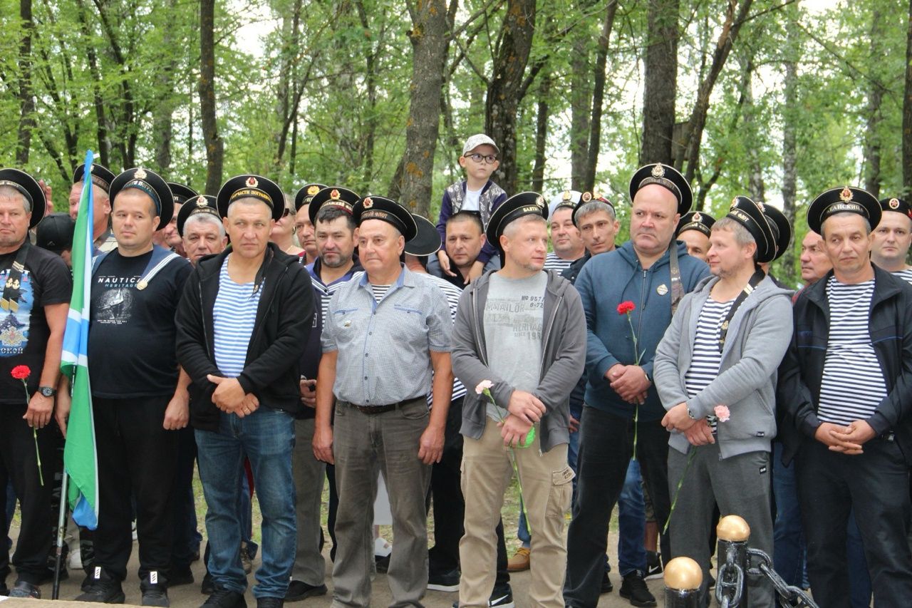 В Заинске открыли памятник морякам всех поколений