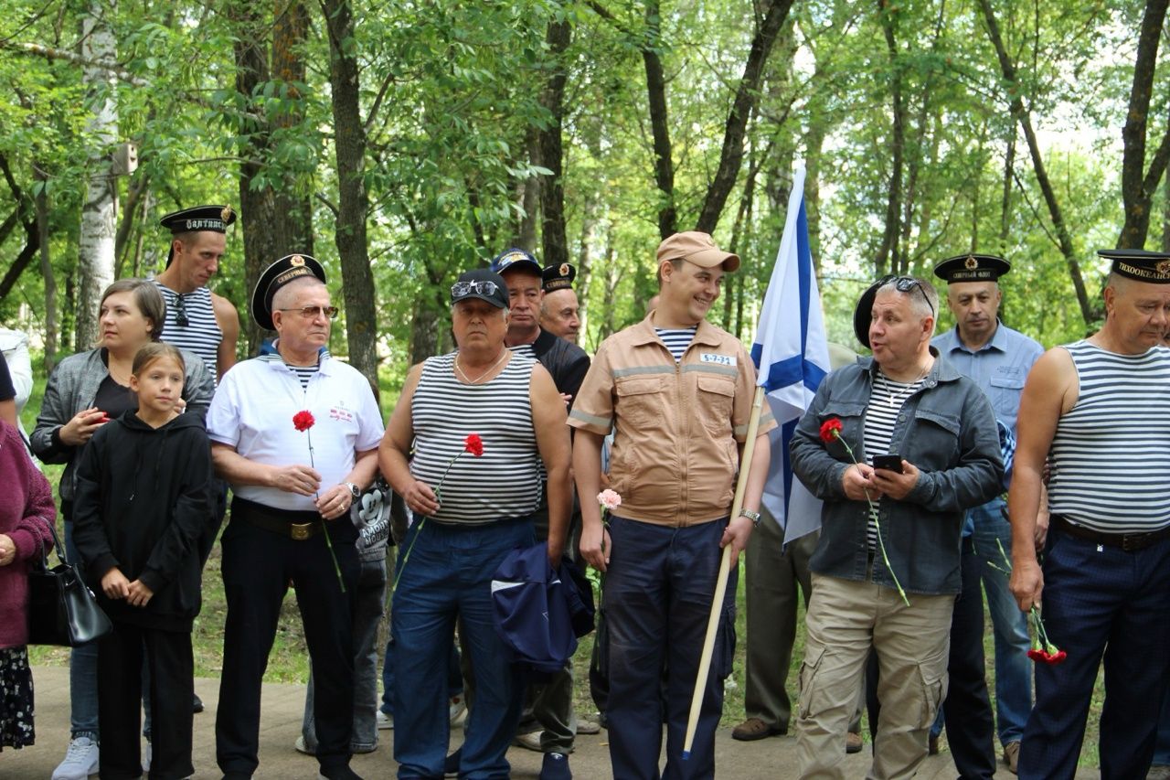 В Заинске открыли памятник морякам всех поколений