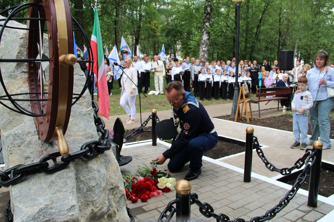 В Заинске открыли памятник морякам всех поколений