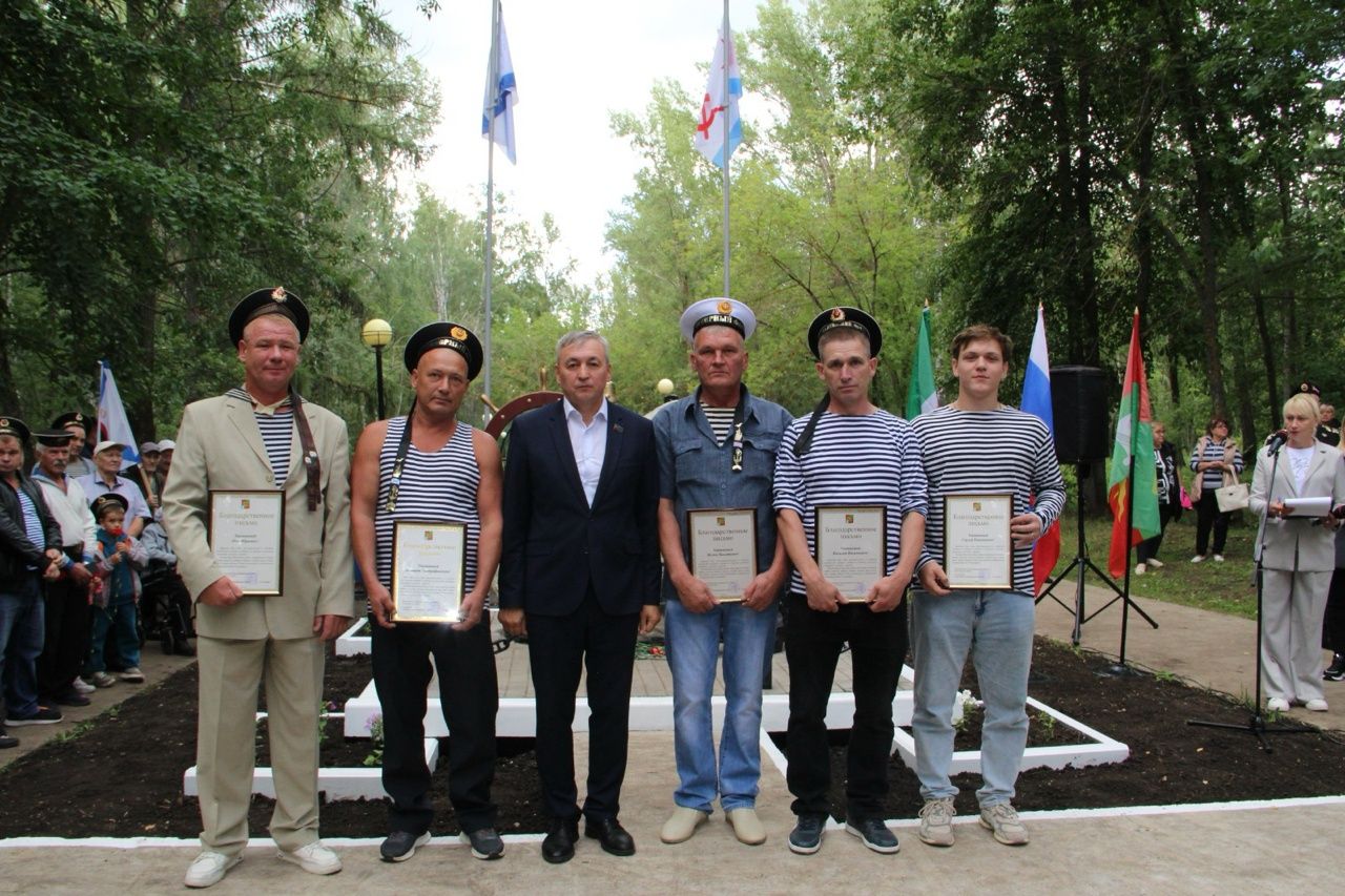 В Заинске открыли памятник морякам всех поколений