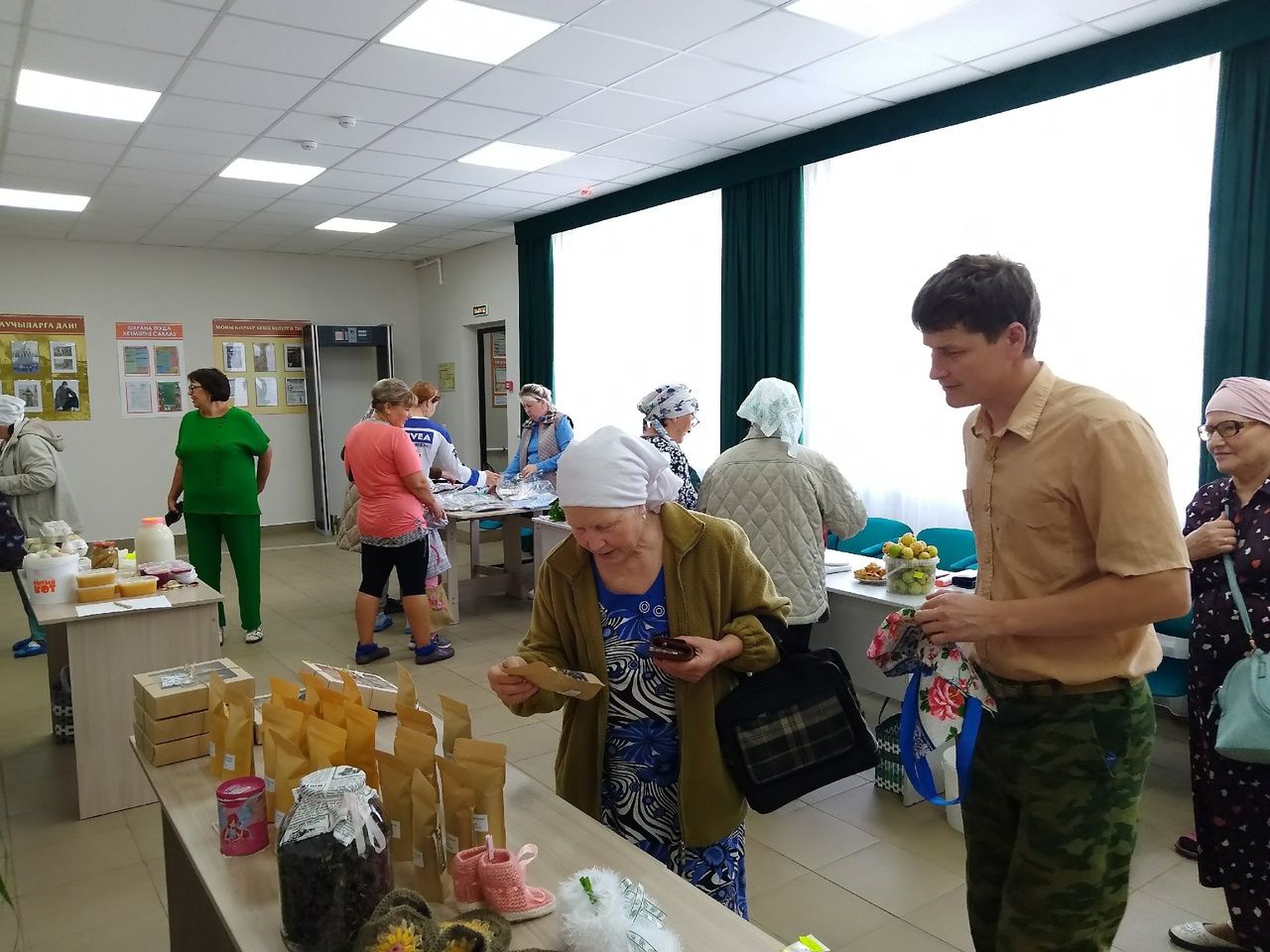 Югарымәлемлеләр окоп шәмнәре ясауга парафин алу өчен ярминкә оештырды