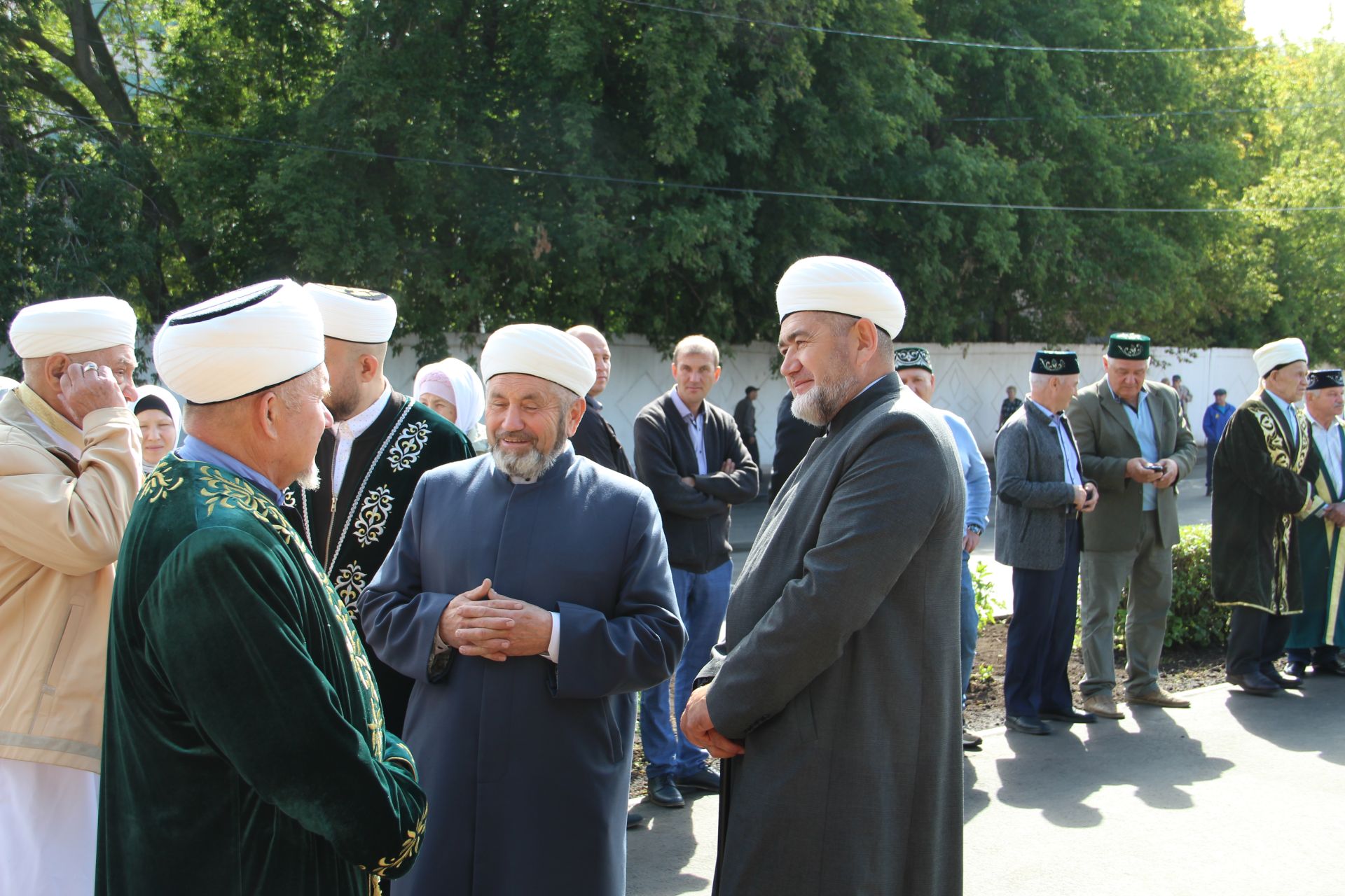 Автомобиль и сертификат на 300 тысяч рублей вручили на юбилей главной мечети Заинска