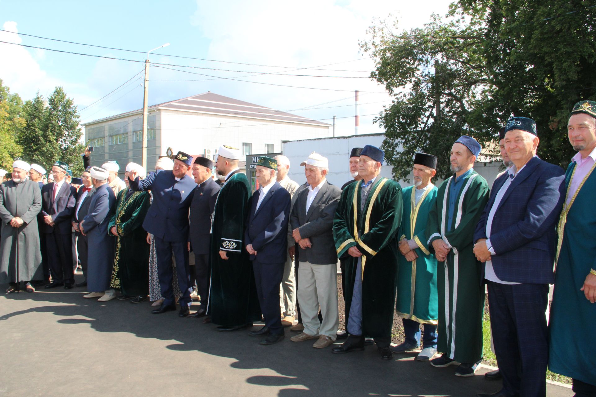 Автомобиль и сертификат на 300 тысяч рублей вручили на юбилей главной мечети Заинска