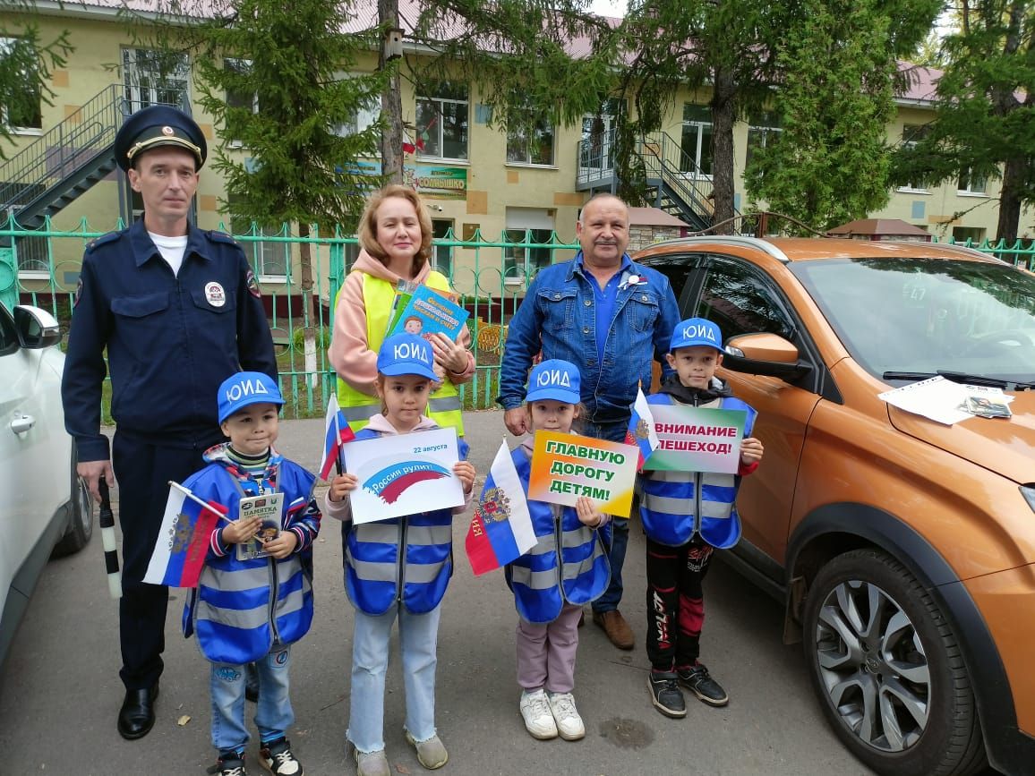 В Заинске водителей поздравили с Днем флага