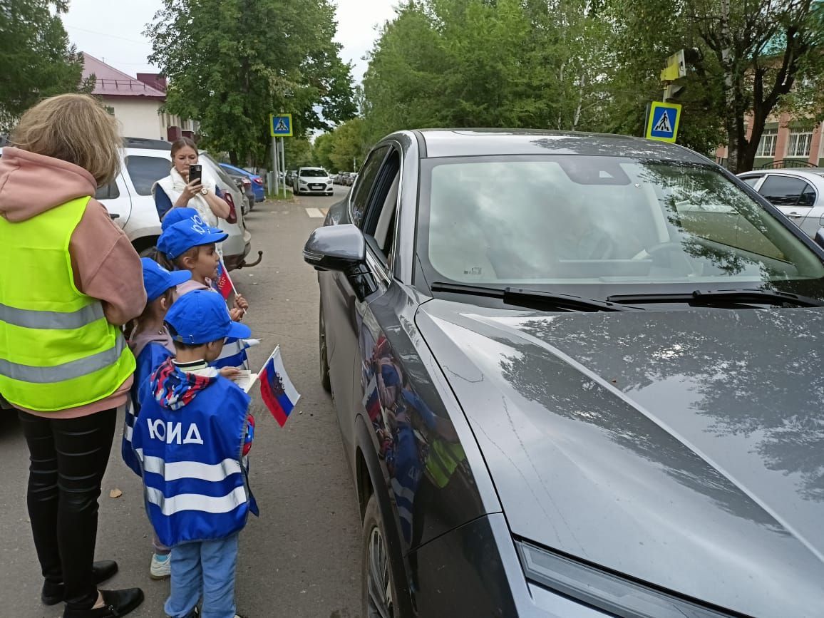 В Заинске водителей поздравили с Днем флага