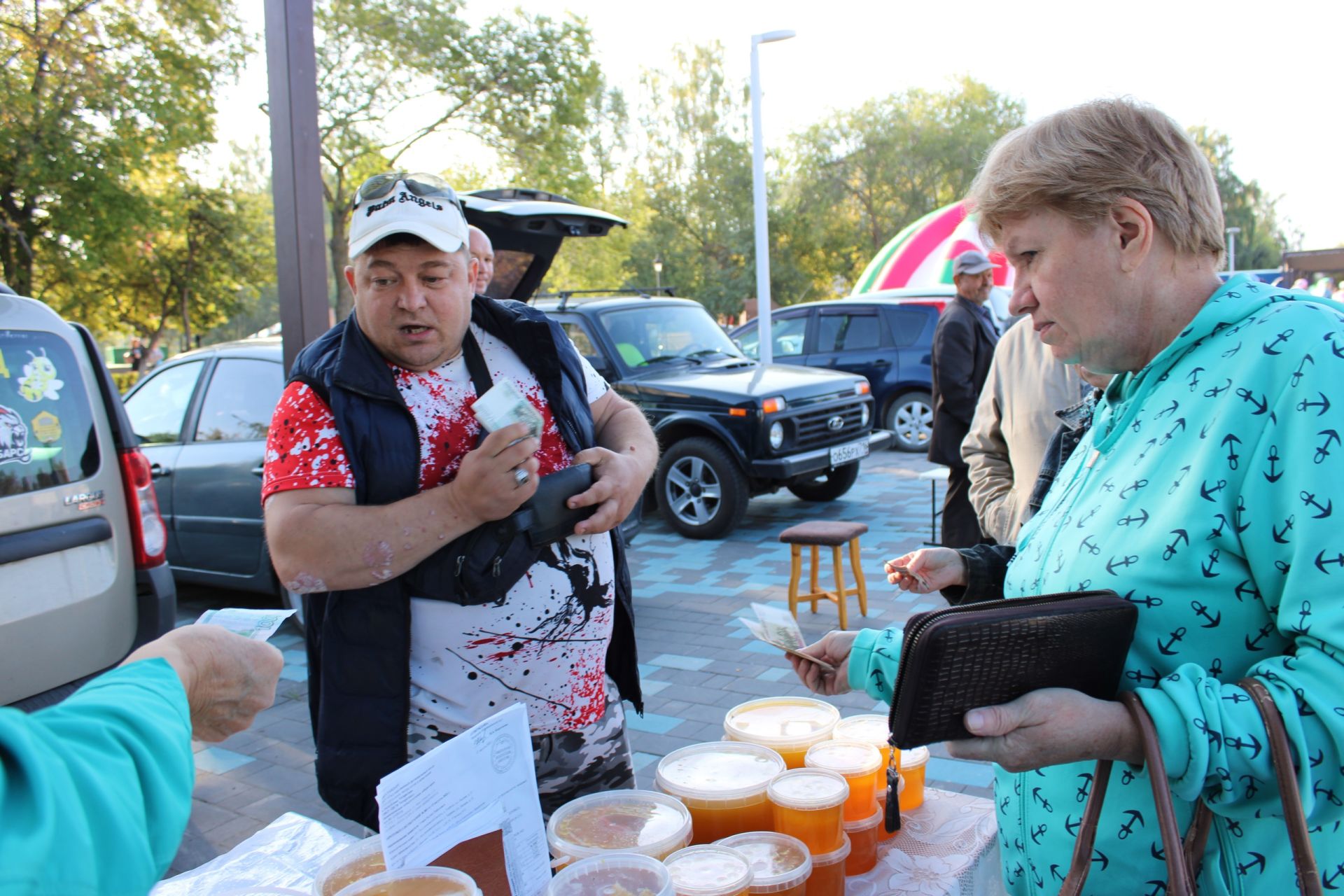 Главной целью ярмарочного шопинга многих горожан была закупка картофеля и лука на зиму