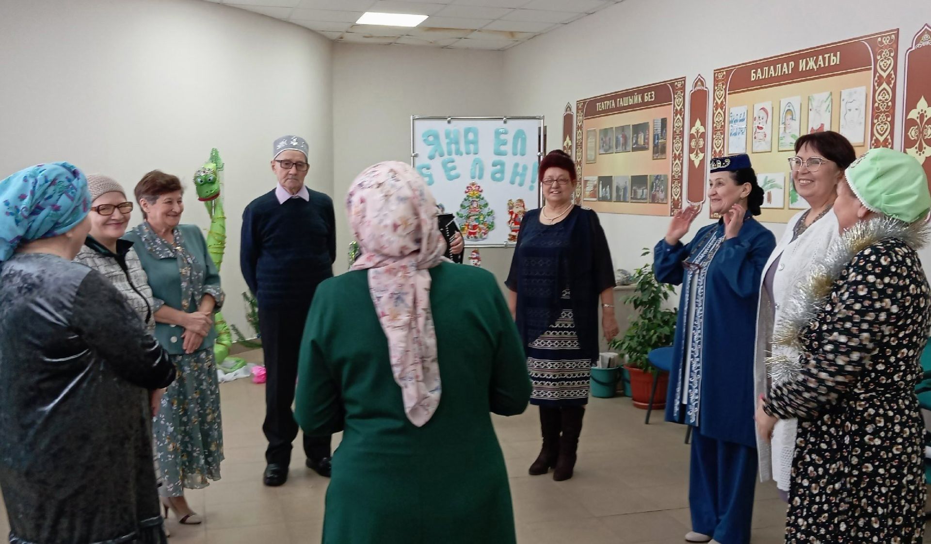 В селе Верхний Налим прошел новогодний праздник для ветеранов