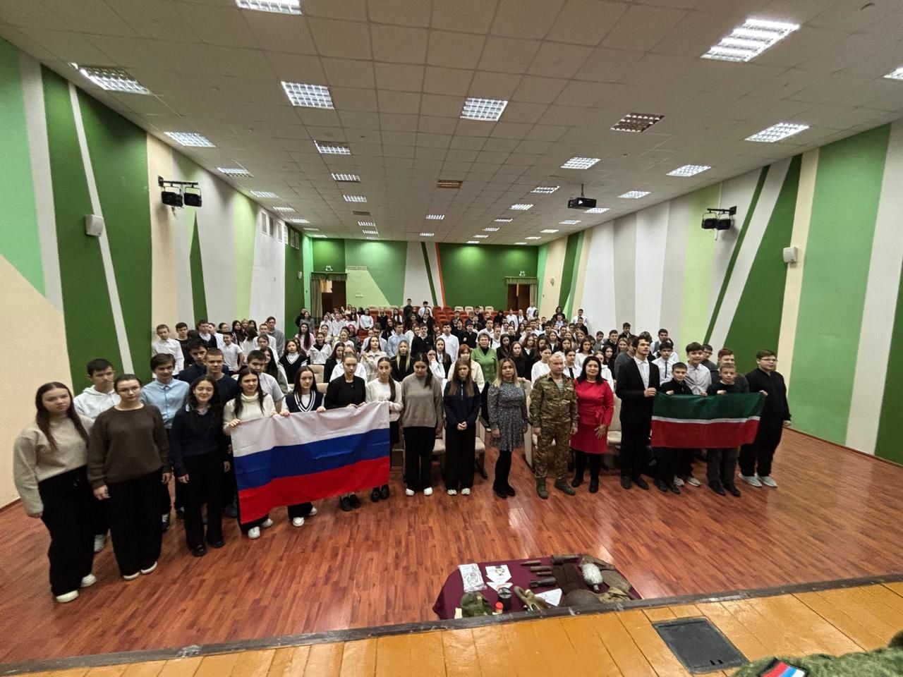 Зәйнең 7нче мәктәбендә махсус хәрби операциядә катнашкан егет белән очрашу узды