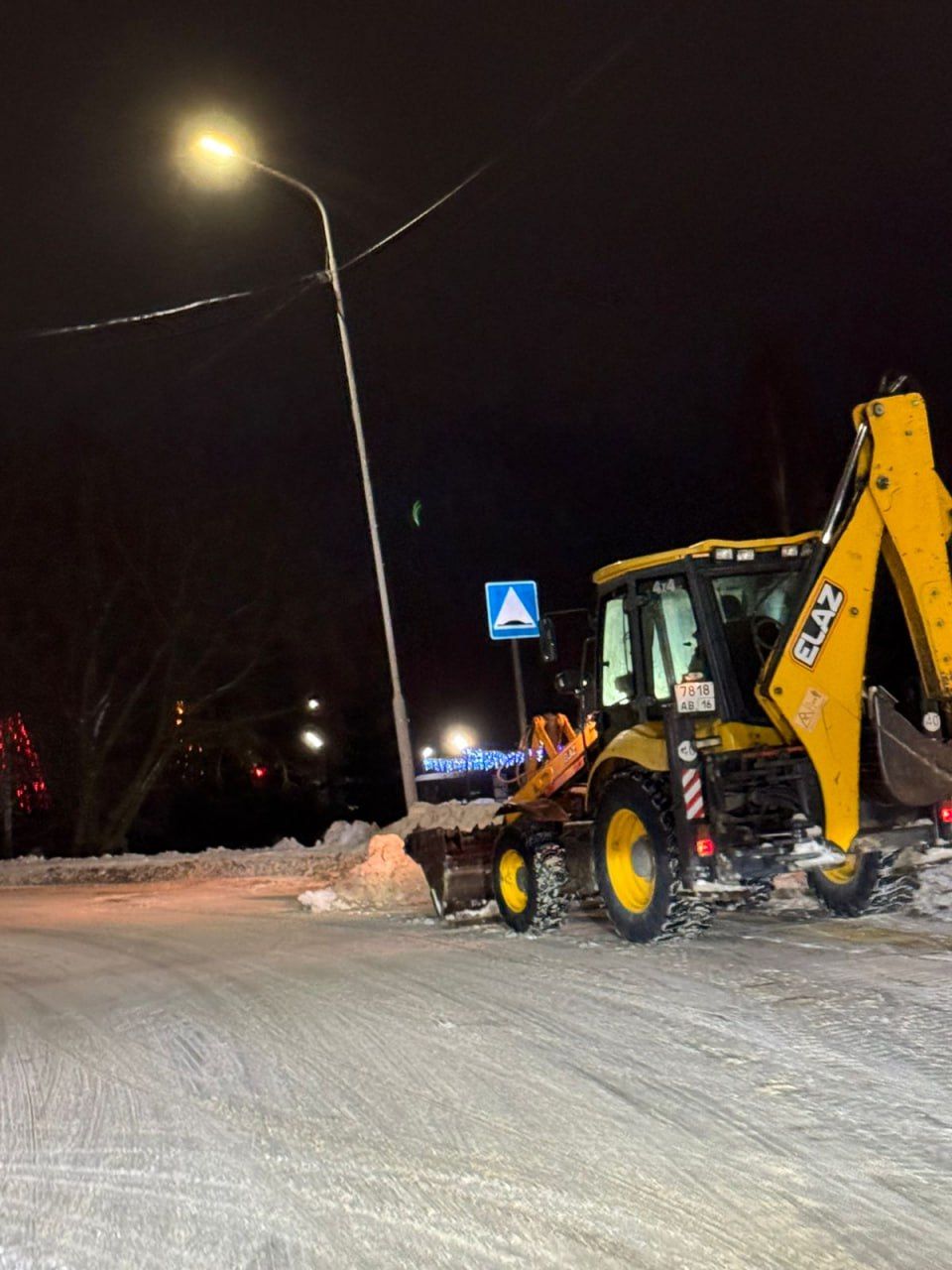 Автомобили на обочине мешают дорожникам очищать городские улицы от снега