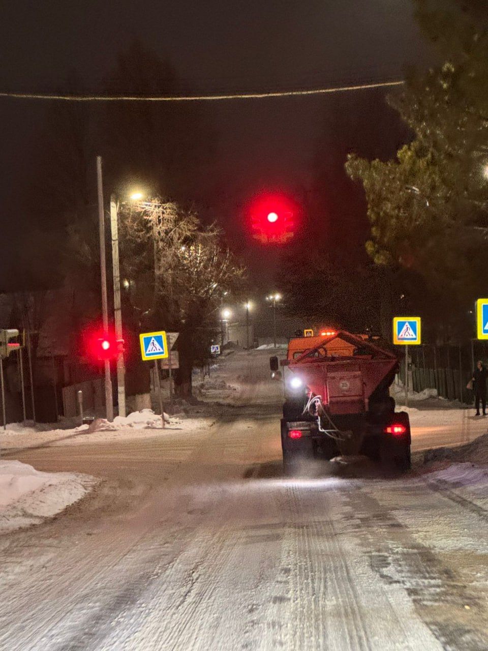 Автомобили на обочине мешают дорожникам очищать городские улицы от снега