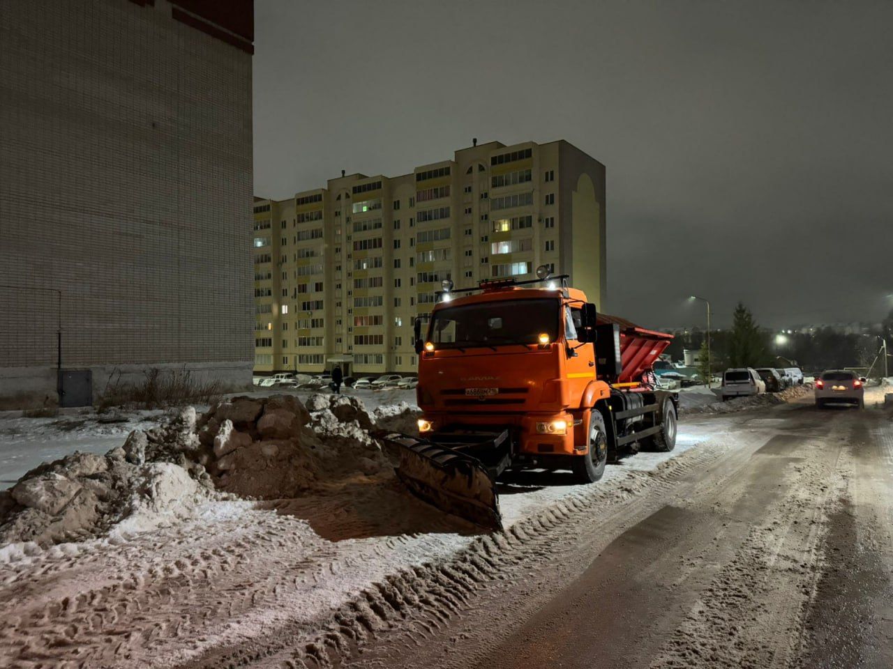 Автомобили на обочине мешают дорожникам очищать городские улицы от снега