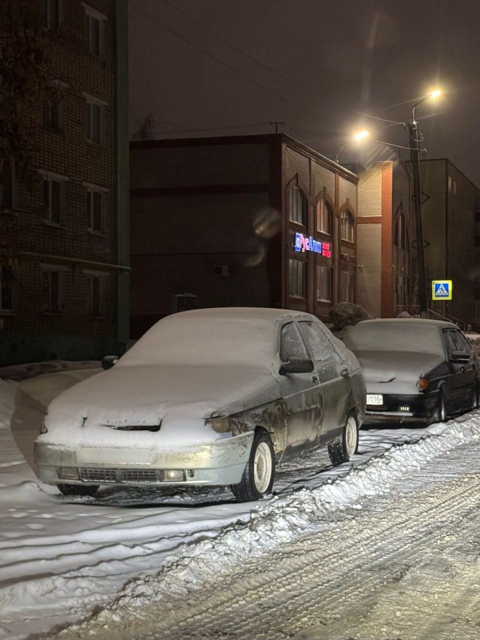 Автомобили на обочине мешают дорожникам очищать городские улицы от снега