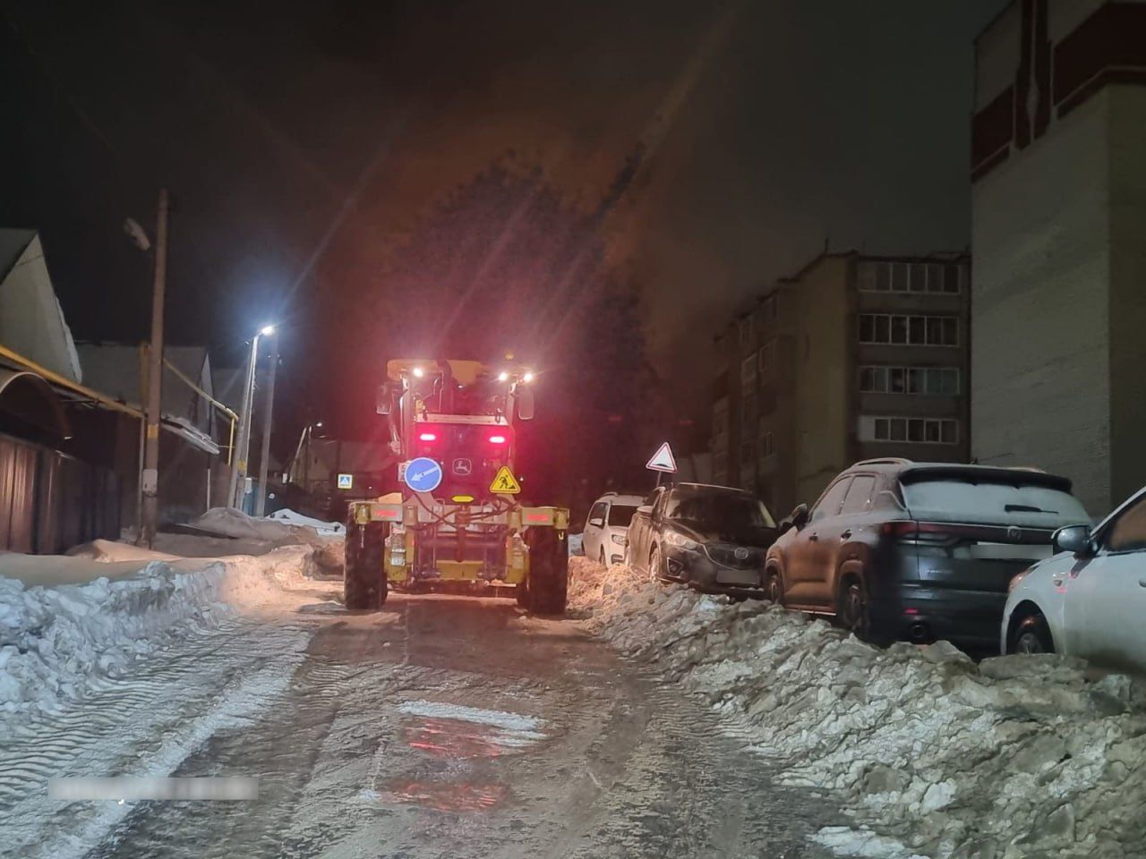 Автомобили на обочине мешают дорожникам очищать городские улицы от снега