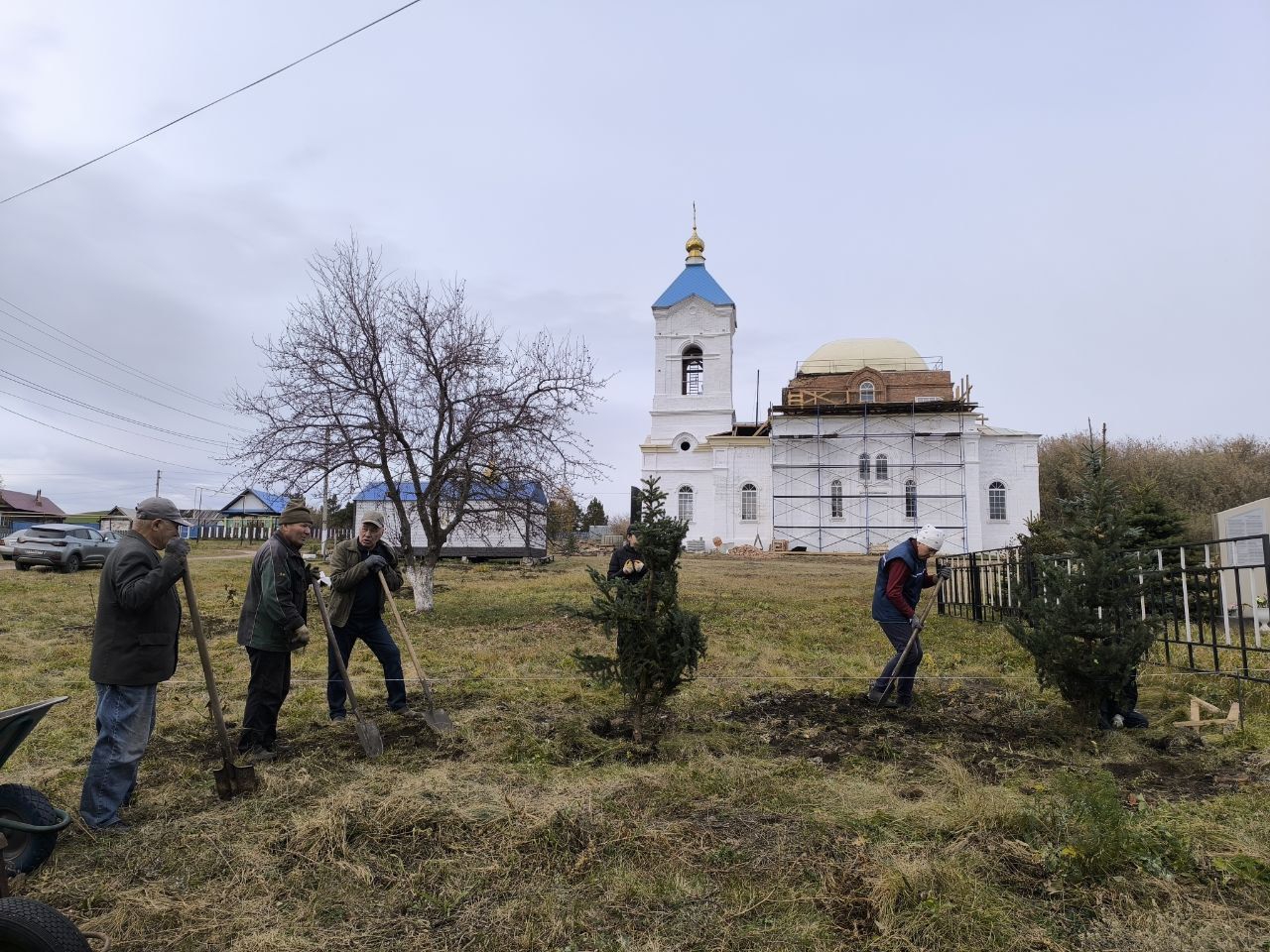 Керәшен Мәлемендә авылның престол бәйрәме алдыннан агачлар утырттылар