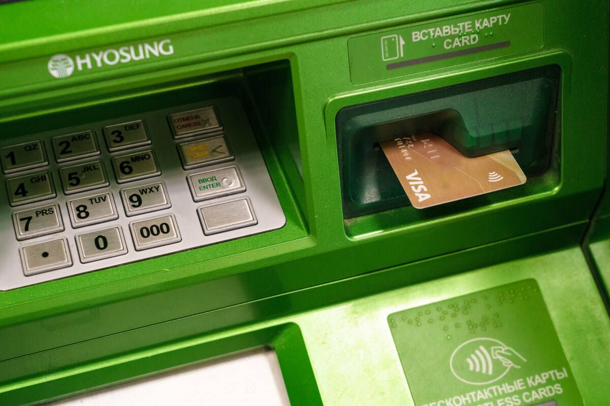 Цифровые заложники: как продажа банковской карты превращается в билет в колонию