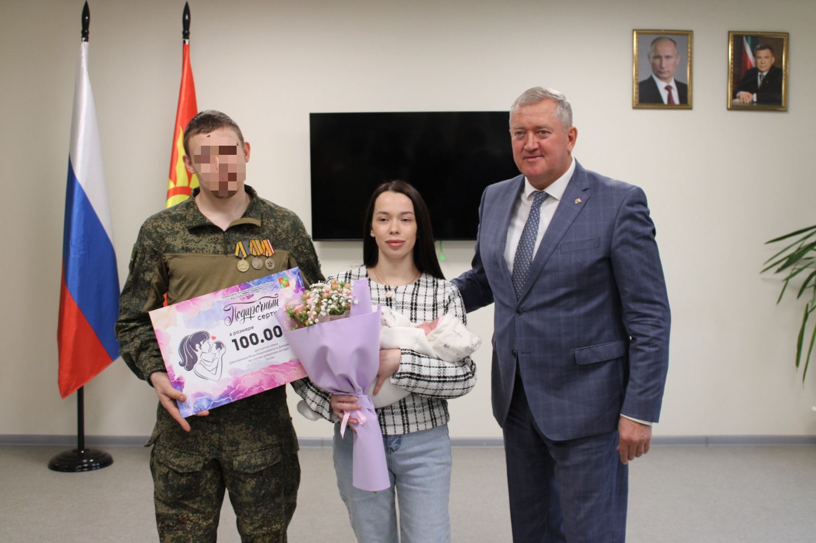 Зәйдән хәрби егет бала туу уңаеннан 100 мең сумлык сертификат тапшыру тантанасында үзе дә катнашты