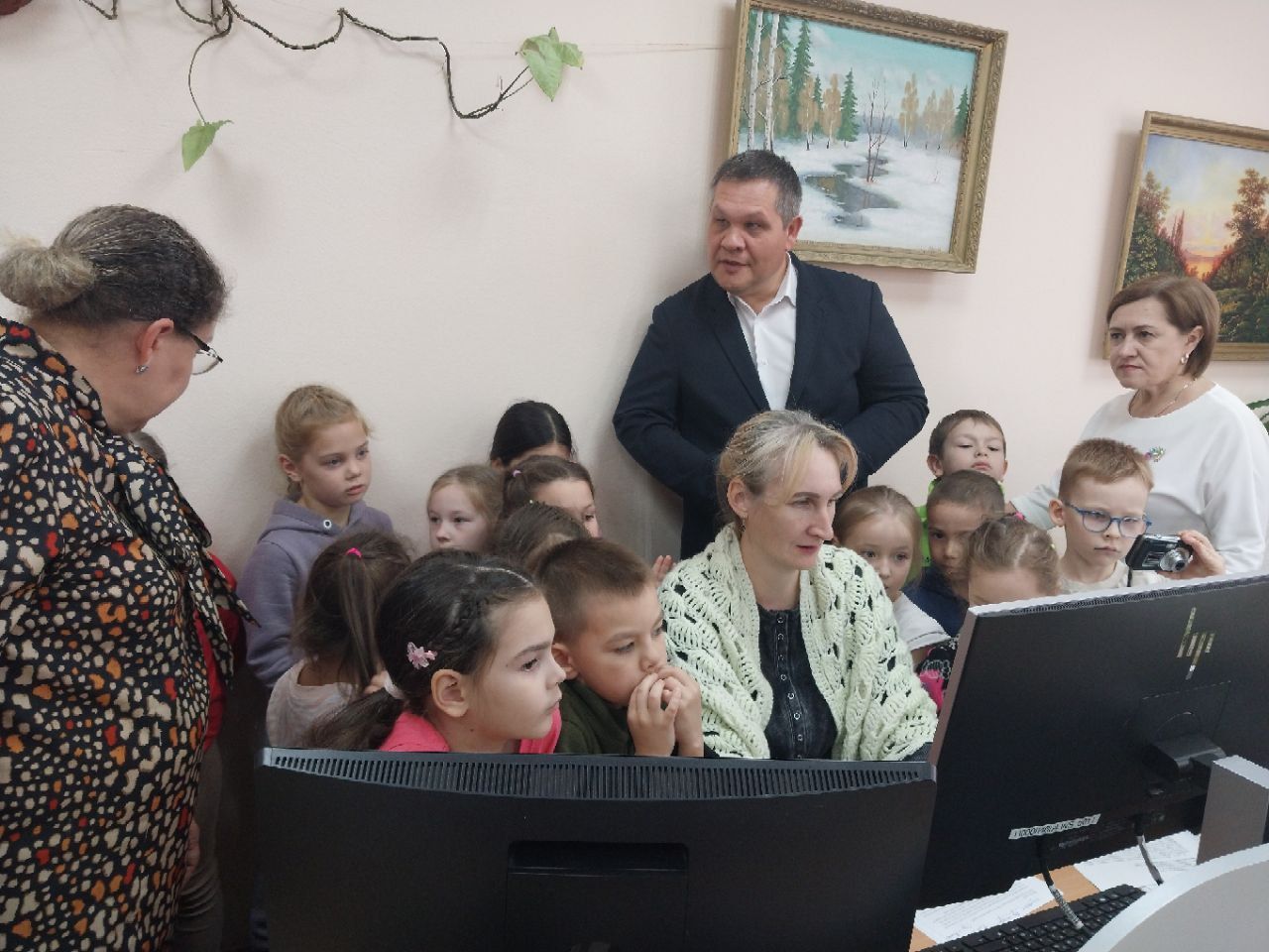 Экскурсия в мир новостей: воспитанники «Лесной сказки» познакомились с работой районных СМИ